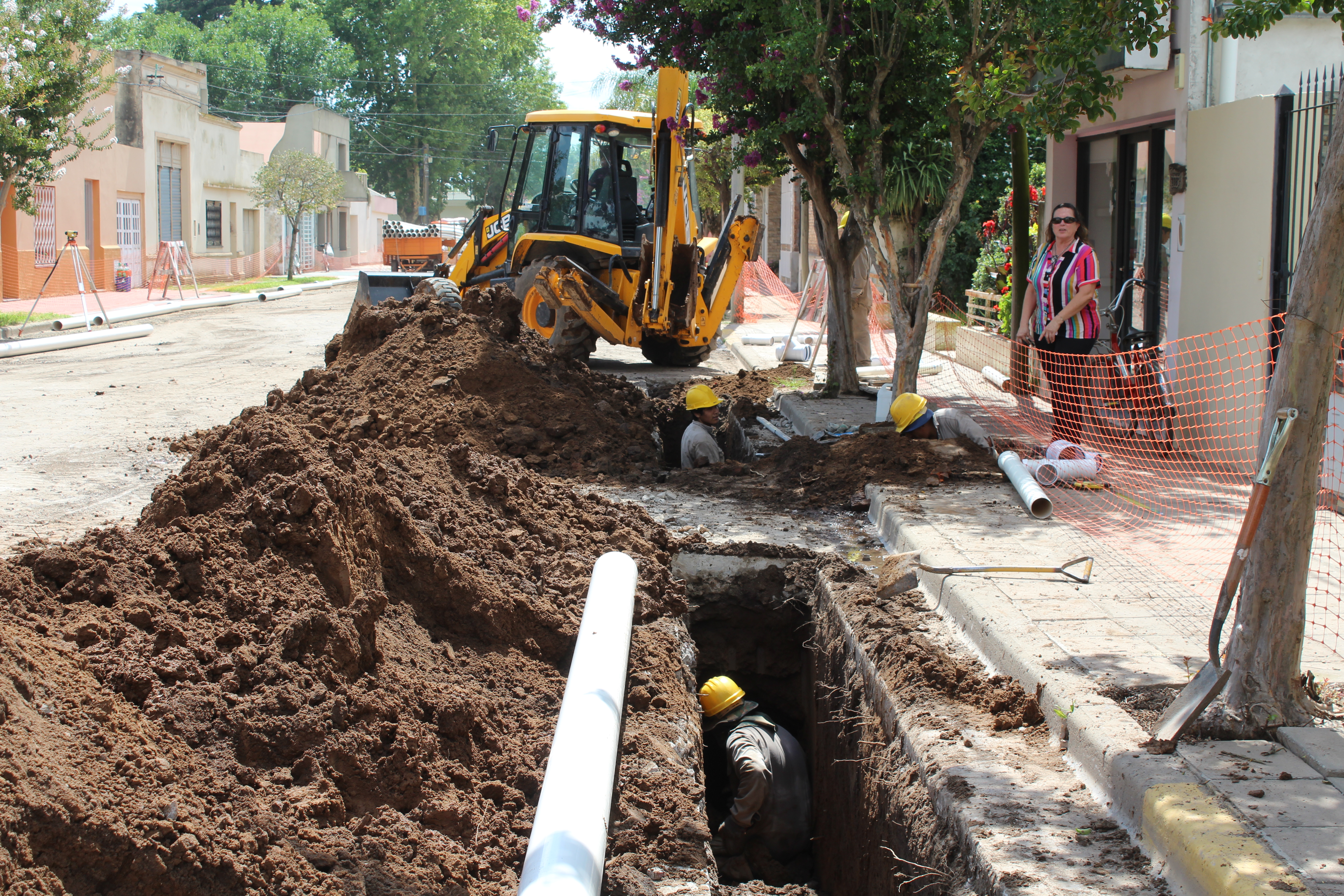 La obra de cloacas en Carabelas no se detiene y, a pesar de las inclemencias del tiempo, avanza a buen ritmo. Esta semana la ejecución de la red lineal superó el 50 % de lo previsto realizar. En total se harán unos 12 mil metros y Bauber, empresa que lleva adelante la obra, ya lleva hechos unos 6500 metros.
