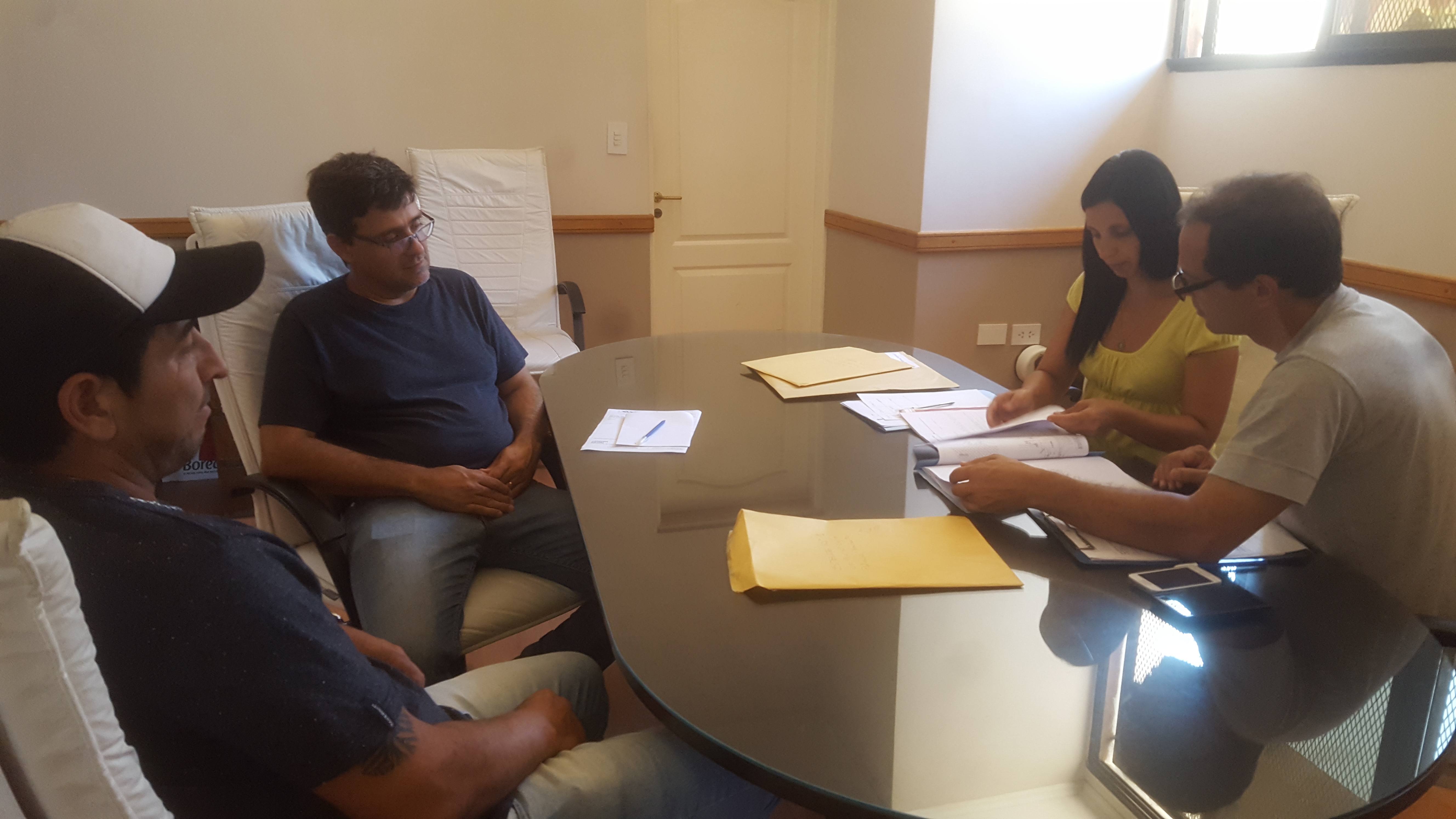 Este miércoles 16 de enero se realizó en el Palacio Municipal la apertura de propuestas correspondiente a la licitación privada 01/19 caratulada “construcción de 846,31 m2 de cordón cuneta en el Barrio Centro (Etapa I)”, con un presupuesto oficial de $ 1.287.000,00. En el acto estuvieron presentes el secretario de Obras y Servicios Públicos, Daniel Boyeras, y la jefa interina del área de Compras, Marcela Gómez Wist.
