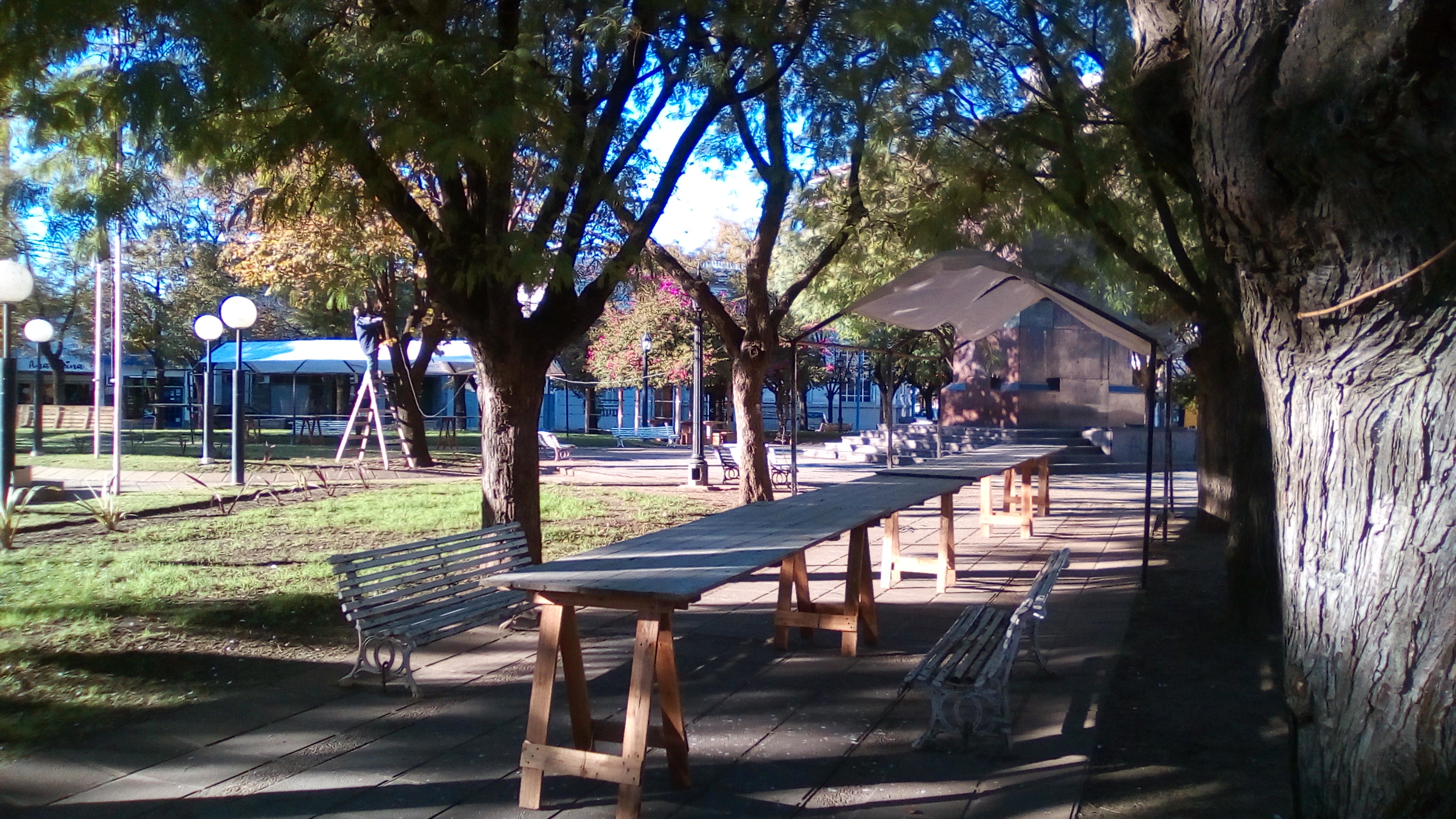 Trabajadores municipales del área de Servicios Urbanos desde horas tempranas de este domingo, armaron la infraestructura donde se instalarán los puestos de los feriantes en la Plaza San Martín.