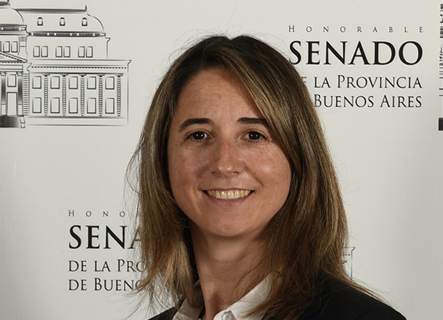 Flavia Delmonte, senadora de la quinta sección electoral, perteneciente al bloque Cambiemos-UCR, parece estar nuevamente envuelta en otro escándalo. Tras su aparición en la lista de aportantes truchos para la campaña del 2015 donde se postulaba a concejal del Partido de La Costa, ahora se le suma otra nube negra: la entrega de subsidios con dudoso destino.