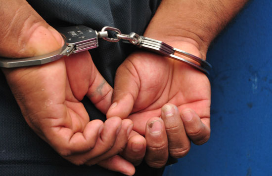 Se trata de un hombre de 40 años, oriundo de Chivilcoy que fue detenido en el marco de procedimientos diarios, preventivos de control en las rutas provinciales y, que en este caso se desarrolló bajo la consigna “Operativo de control en ruta – modalidad piratas del asfalto” impartida por la Jefatura Departamental de Pergamino.