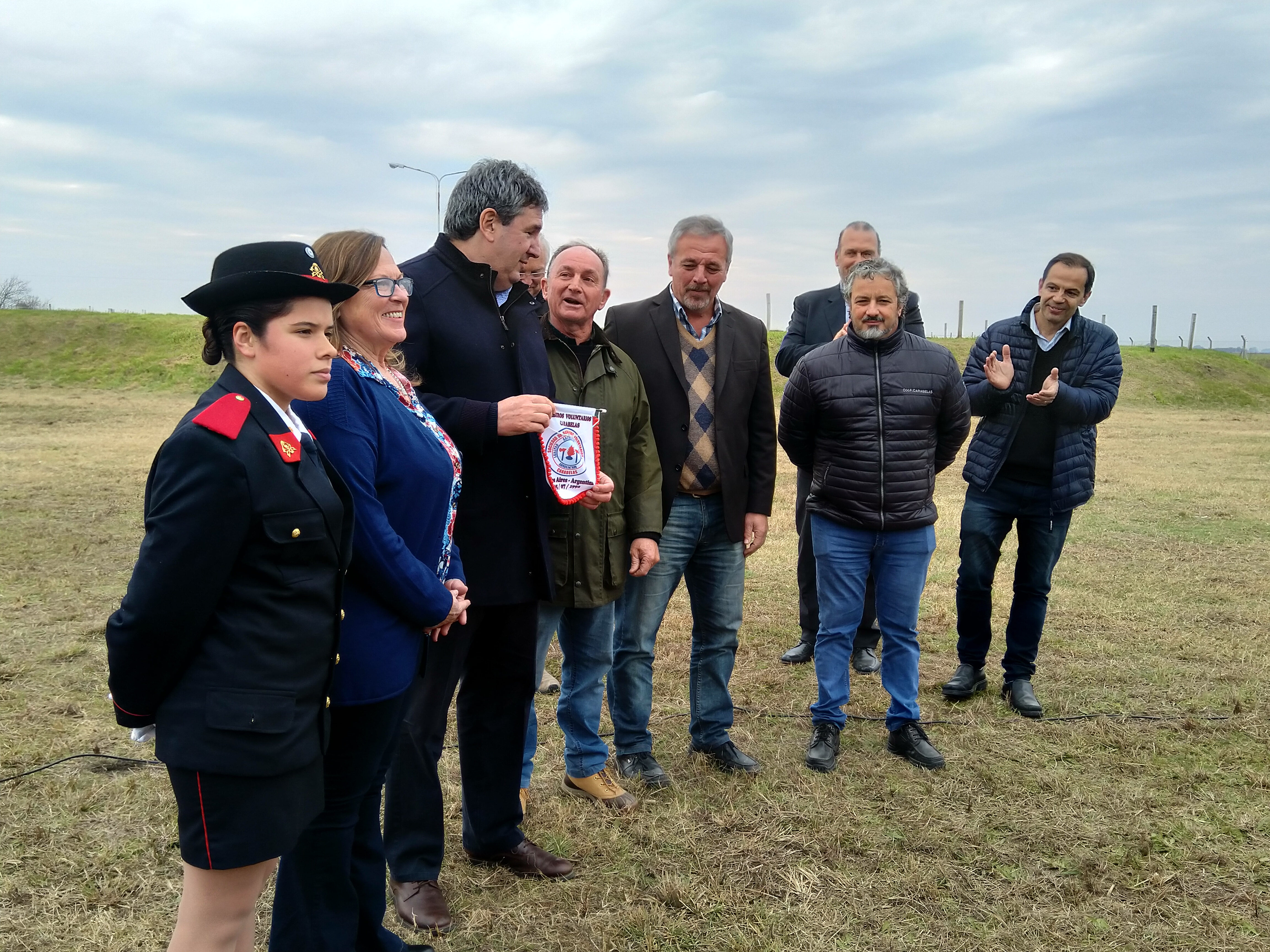 El intendente Claudio Rossi y la delegada Ángeles Zarantonelli dejaron inaugurada la red de cloacas de Carabelas, una obra muy esperada por todos los vecinos, ya que ahora tendrán la posibilidad de conectarse a la red y contar con un servicio esencial para mejorar la calidad de vida de todas las familias.