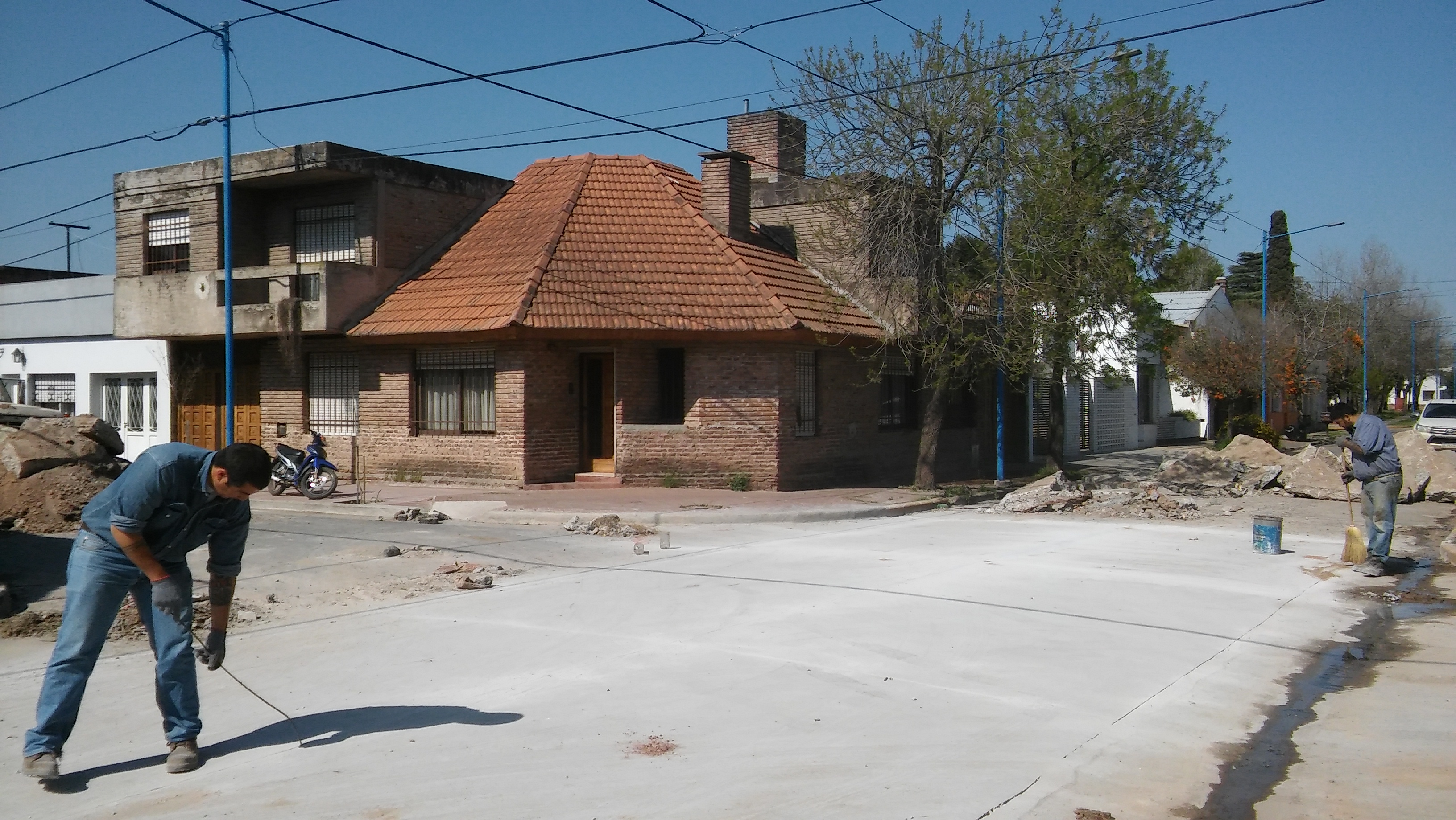 Operarios de la planta pavimentadora de Clyfer se ocuparon de realizar los retoques que repararán el daño que causaron algunos automovilistas que circularon por esta bocacalle a pesar de no estar aún habilitada al tránsito, mientras se produce el fraguado del hormigón.