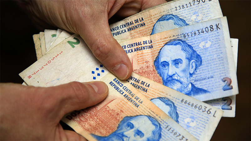 Los comerciantes que se nieguen a recibirlos se exponen a fuertes multas y el plazo para cambiarlos en los bancos se extiende hasta el 31 de mayo.