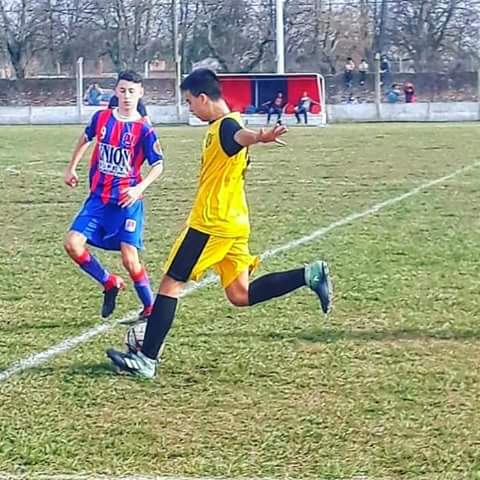 Teniendo en cuenta que el sábado pasado se jugó a lo largo de las ciudades de Rojas y Colón lo que fue la última fecha de la segunda ronda del certamen de divisiones juveniles; podemos decir que se vienen los cruces semifinales.