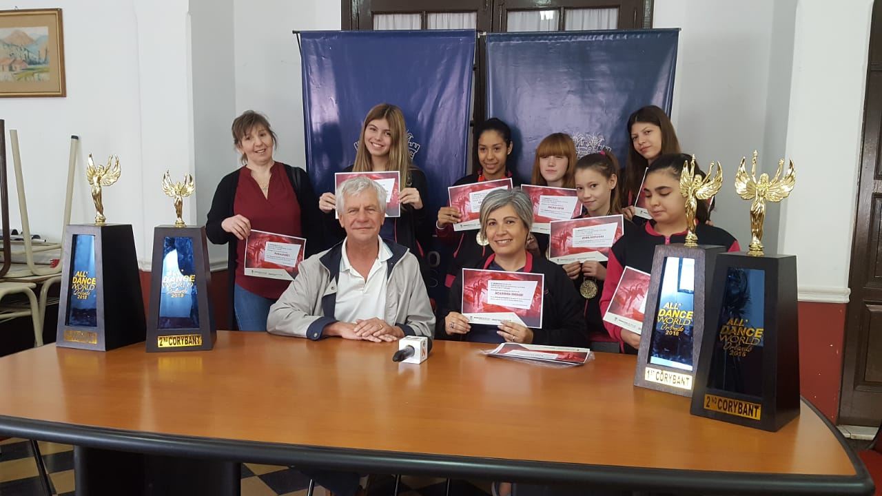 En un acto desarrollado este jueves 6 de diciembre por la mañana en el Centro Cultural Ernesto Sábato, el director de Cultura, Alejandro Elcoro, brindó un reconocimiento a esta academia de baile dirigida por la profesora Marisol Benítez, con motivo de su gran desempeño en el certamen de gran jerarquía llevado a cabo hace unos días en los Estados Unidos.
