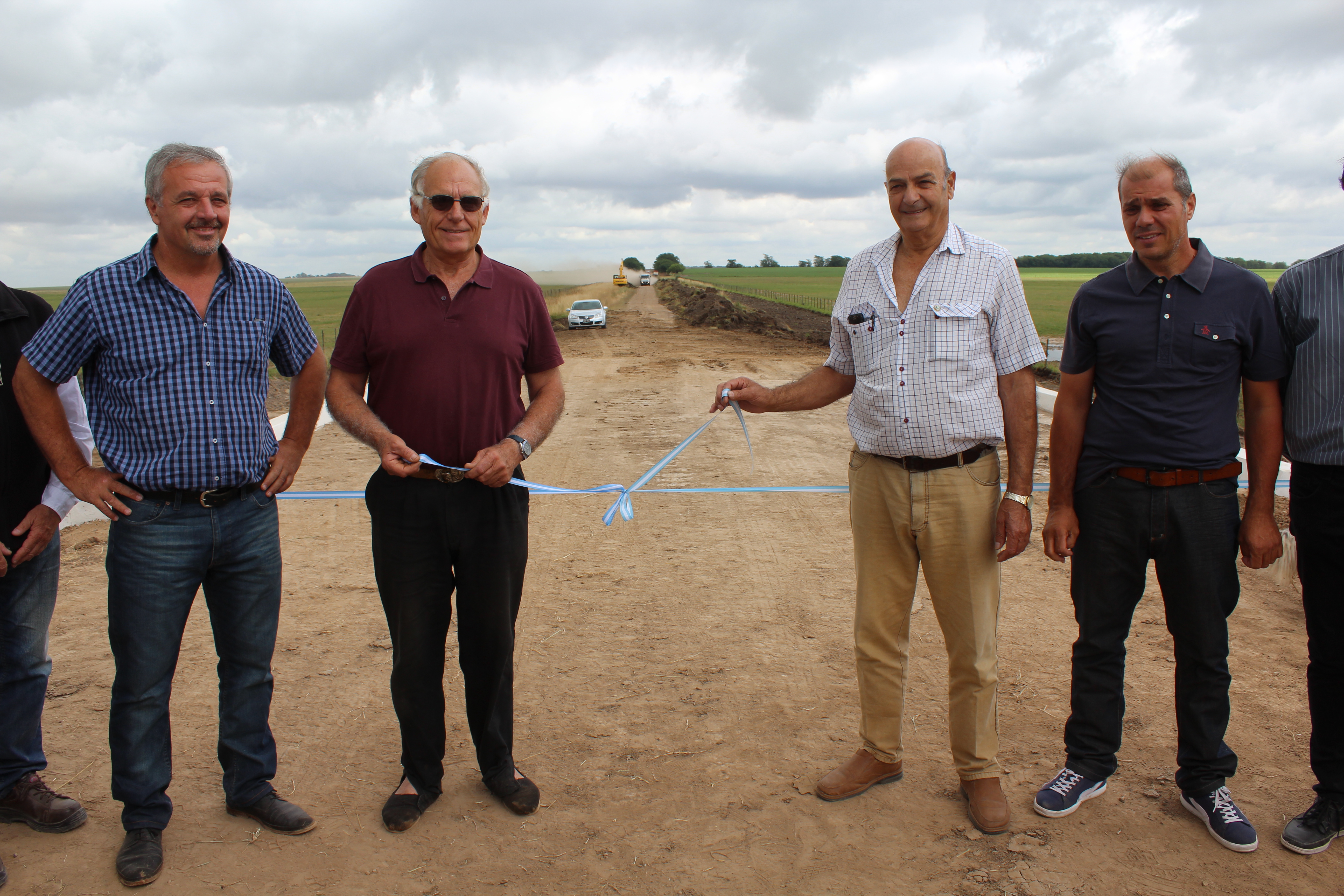 El intendente Claudio Rossi dejó inaugurado el nuevo puente sobre el camino rural 75 en la zona de Hunter. Con la presencia de productores rurales, funcionarios y medios locales, este miércoles 19 de diciembre se realizó el corte de cintas que dio apertura al paso en un punto estratégico de la zona productiva.
