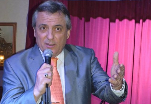 Guillermo Aperlo tenía 55 años, no solo era vastamente conocido por su trabajo de visitador médico del Laboratorio Bagó, sino que desde su adolescencia fue forjando su pasión por el tango, desde el canto, con el cual recorrió diversos escenarios de la Provincia y el país.