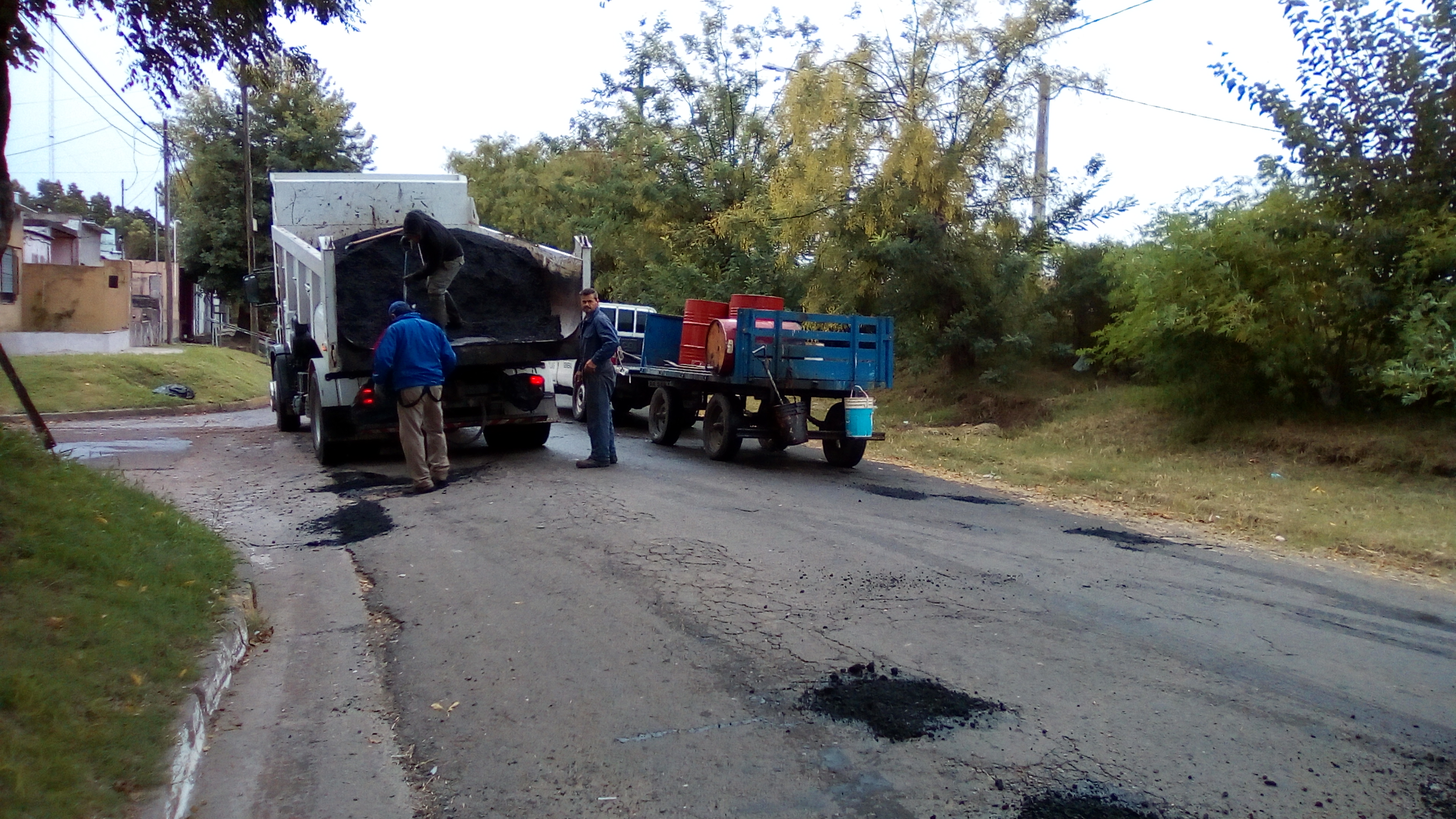 Lo está haciendo personal de Servicios Urbanos, bajo la coordinación del inspector general de la comuna, Tersilio Cattaneo, con un bacheo en toda su extensión en Barrio Pym.
