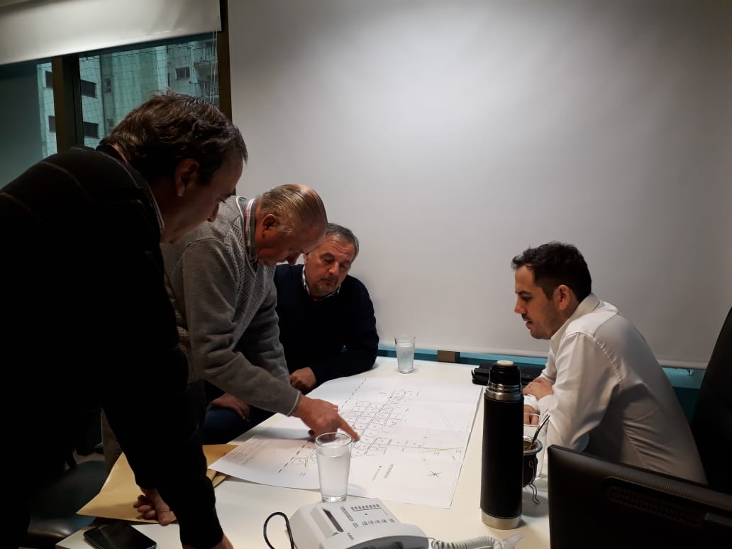 El intendente Claudio Rossi y Juan Antonio Boveri, presidente de la Cooperativa de Agua Potable y otros Servicios de Carabelas, estuvieron en La Plata en las oficinas de BAGSA reunidos con el vicepresidente de dicha entidad, Mariano Ledesma, con quien dialogaron y le plantearon la necesidad de extender la red de Gas Licuado de Petróleo (GLP), a los hogares que no cuentan con el servicio.