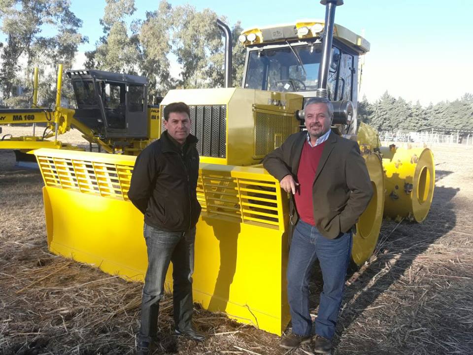 Continuando con la política de renovación del parque vial, la Municipalidad informó que adquirió una topadora marca Pauny, de 240 caballos de fuerza, para destinarla a trabajos de nivelación y compactación en el basural.