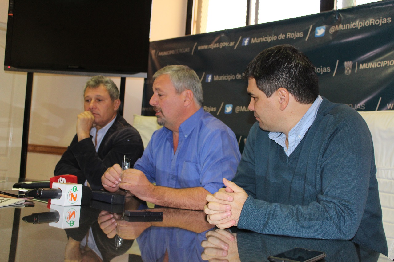El Municipio, representado por el intendente Claudio Rossi, firmó un boleto compra venta con una familia vecina de Carabelas para adquirir un terreno en la vecina localidad, donde se realizará una estación elevadora y así lograr poner en funcionamiento a la planta de tratamiento de líquidos cloacales; una obra histórica para la localidad que se vio frustrada con el paso del tiempo.