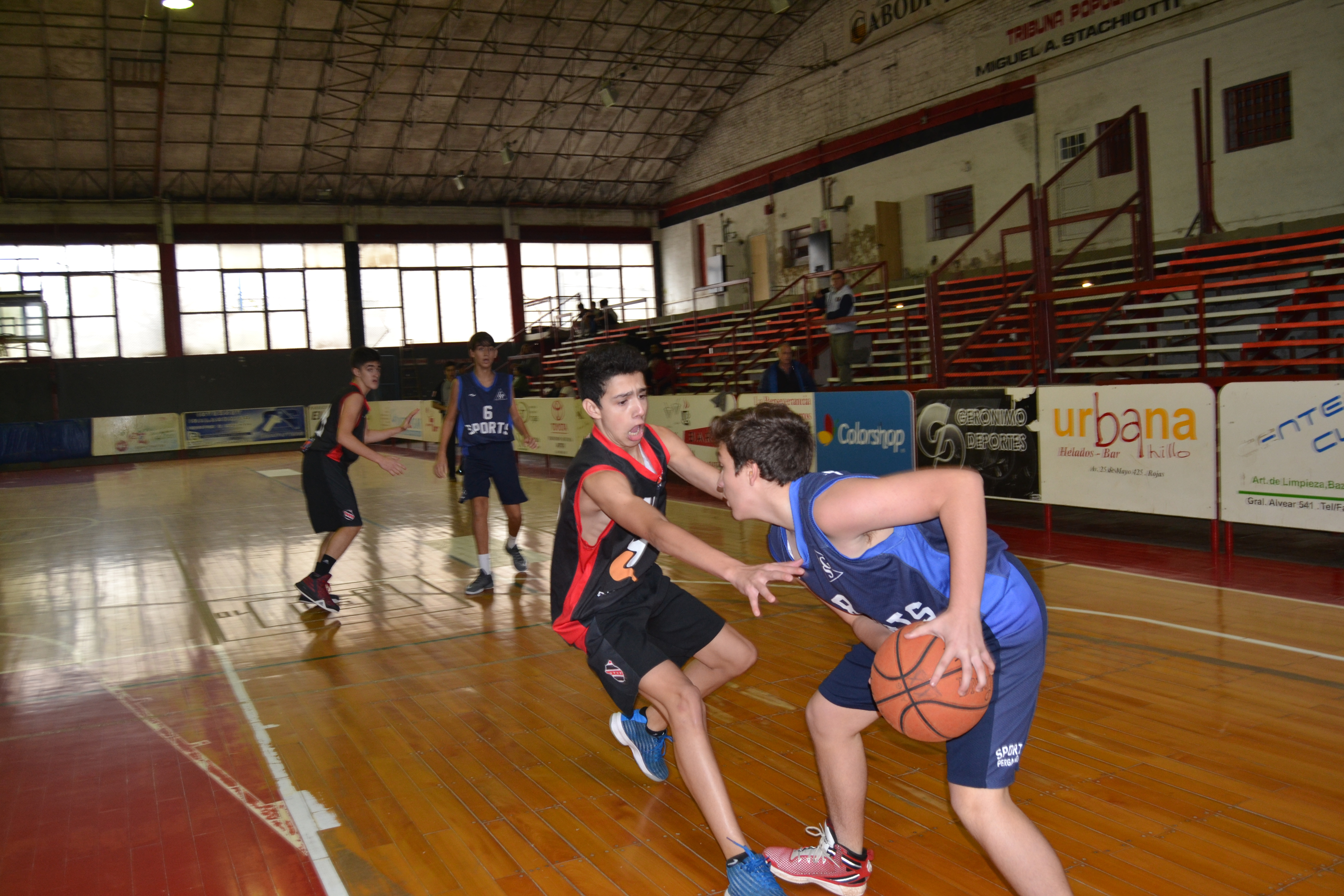 En lo que respecta a los certámenes de divisiones juveniles de la Asociación Pergaminense de Básquetbol, las distintas categorías que conforman las divisiones inferiores del “tricolor” estarán llevando a cabo sus encuentros ante Ricardo Gutiérrez en la ciudad de Rojas a lo largo del sábado.