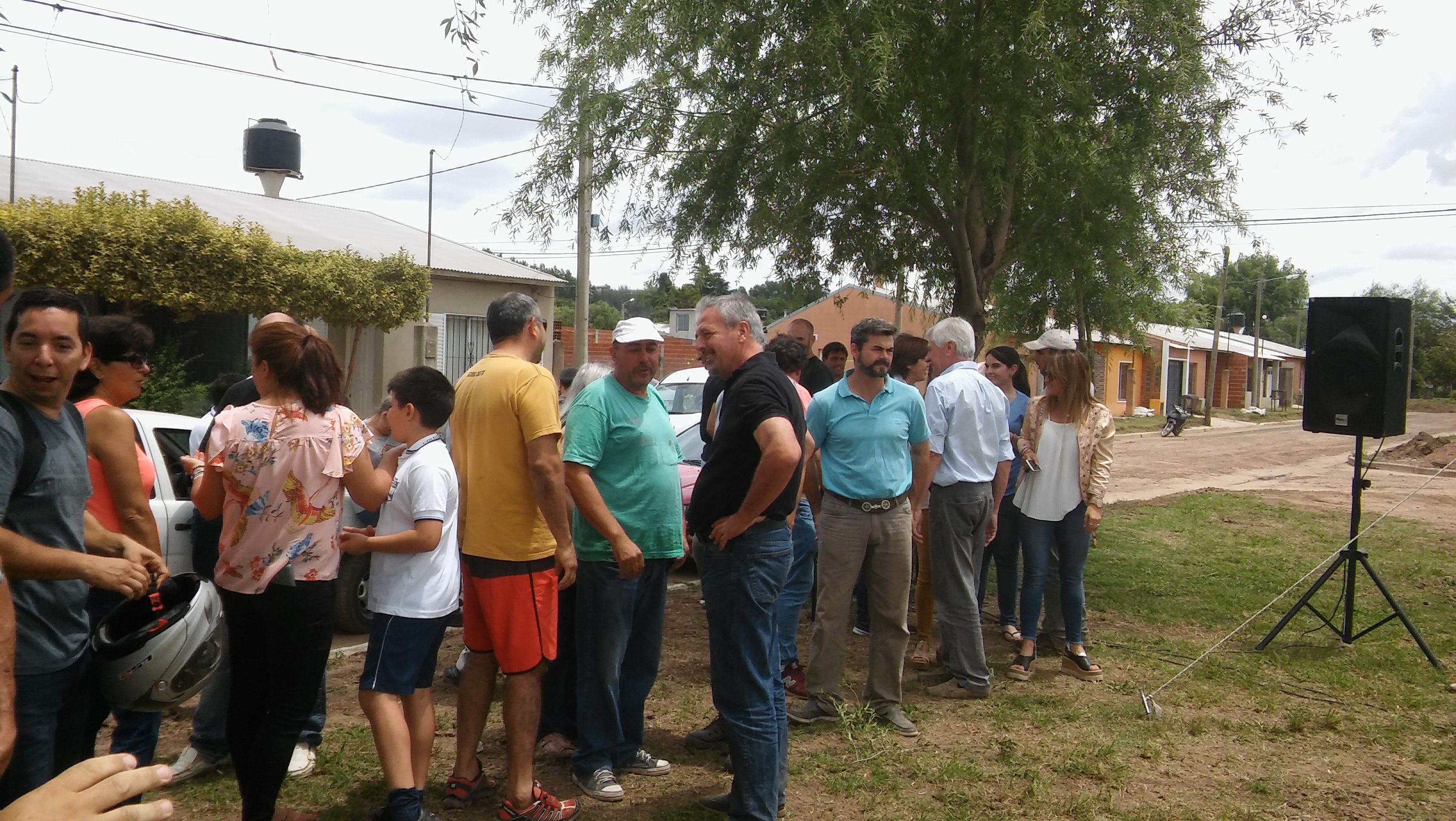 En un sencillo e informal acto, el intendente Claudio Rossi dejó formalmente inauguradas las obras de cordón cuneta. En horas del mediodía del viernes 30 de noviembre junto al secretario de Obras y Servicios Públicos, Daniel Pedro Boyeras, se dirigieron a los vecinos que se congregaron en el amplio predio delimitado por ambos barrios y Nehuenche 2.