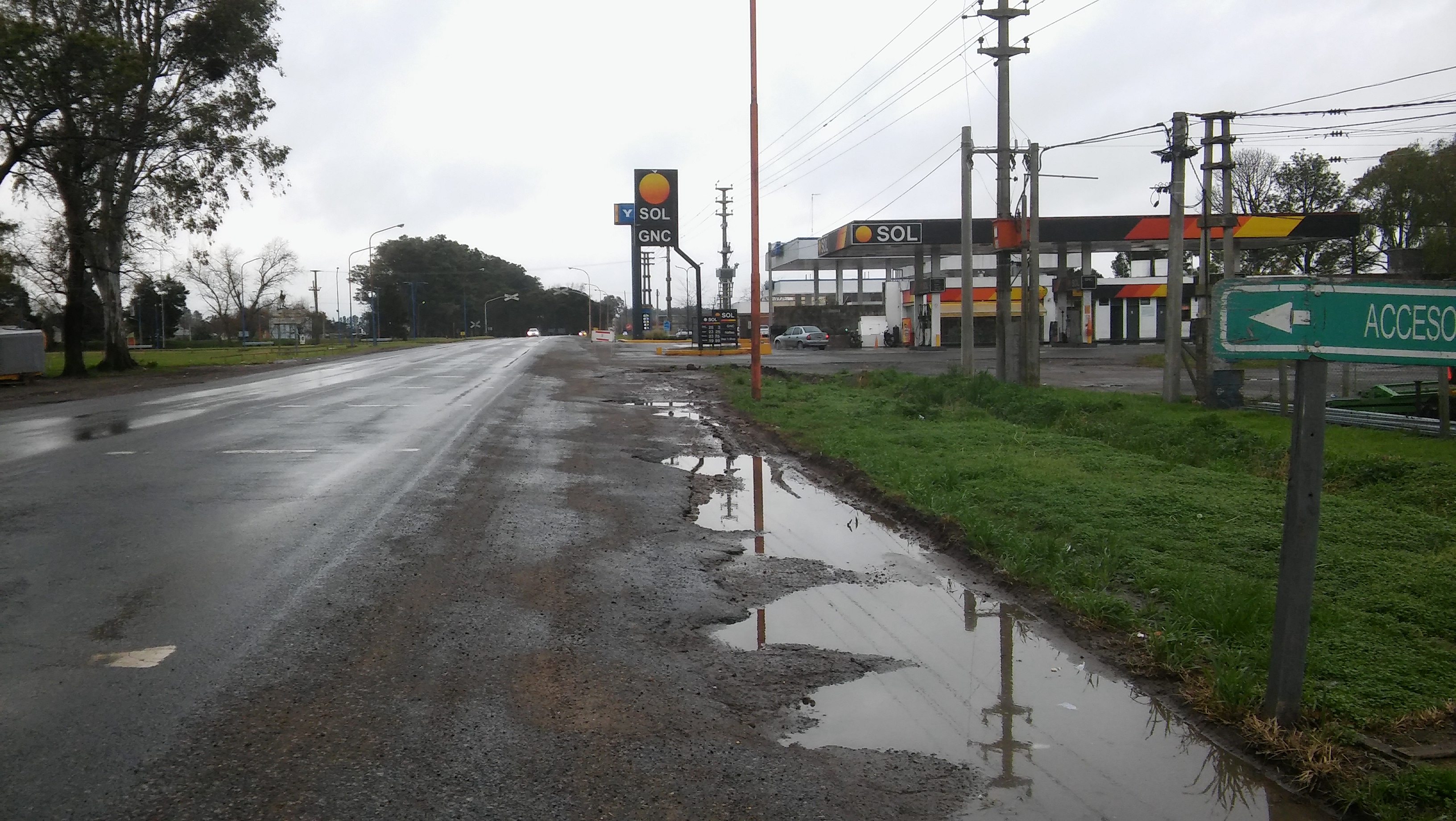 En las primeras horas de la madrugada de este domingo, el conductor de un Chevrolet modelo Corsa Classic perdió el control del auto cuando maniobraba para ingresar en la Estación de Expendio de Combustibles Sol, y cayó en el extremo del zanjón que corre paralelo a la Ruta 188 frente a este comercio.