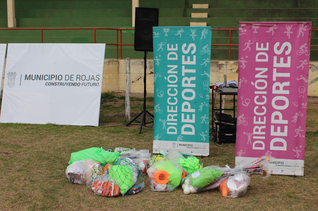 El intendente Claudio Rossi junto Claudio Cuello, subsecretario de Cultura, Educación, Deportes y Turismo, entregaron elementos deportivos a diferentes instituciones locales con el objetivo de incentivar la del deporte como una herramienta fundamental para impulsar valores como el respeto, la amistad y la excelencia.