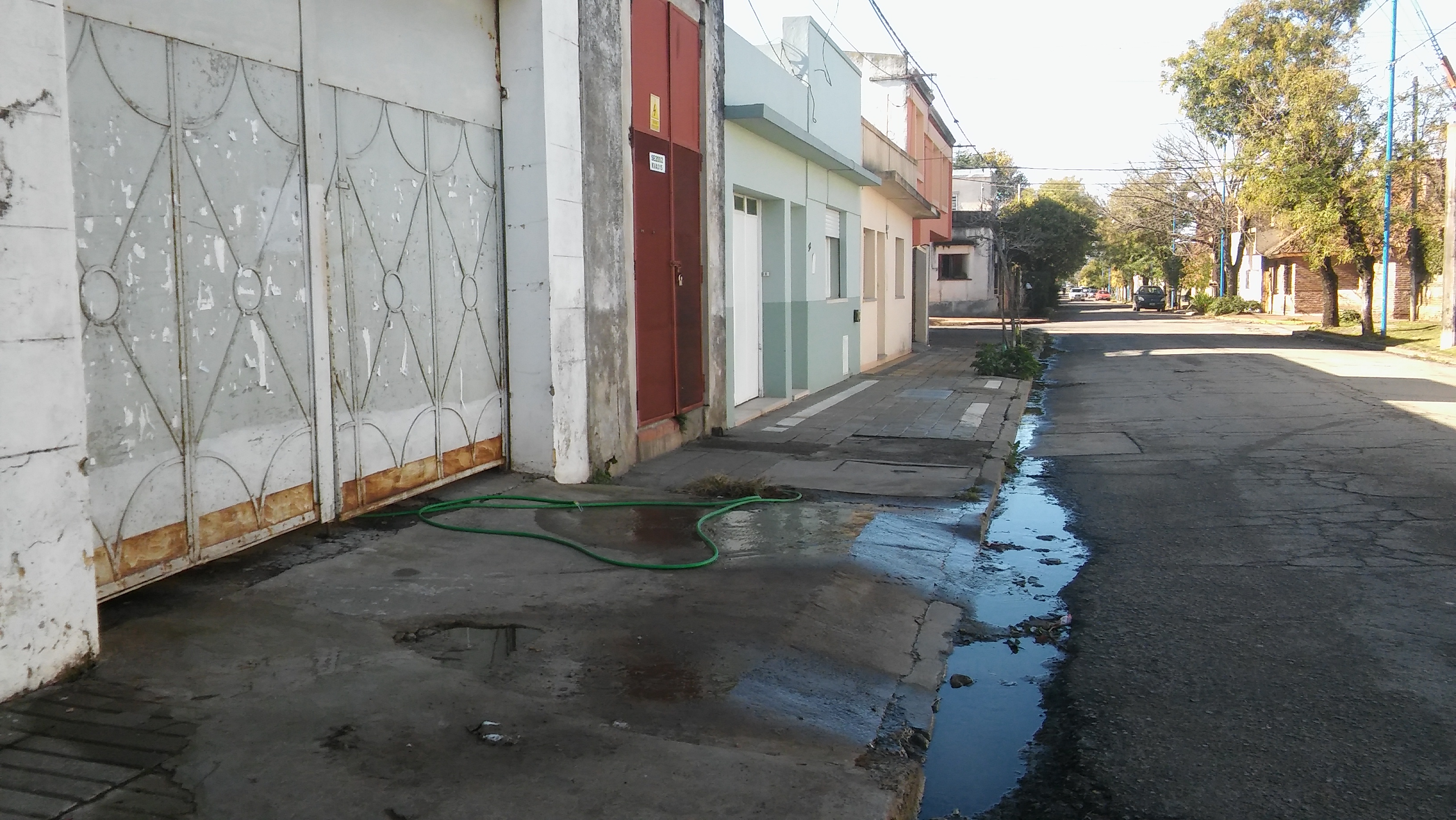 No resuelven ningún delito, pero los móviles los tienen limpitos. Todas las madrugadas los lavan, y luego cuando los llaman con urgencia a desayunar, concurren con tanta rapidez por miedo a desmayarse ante la falta de alimentos, que se olvidan de cerrar las canillas donde conectaron las mangueras. Un pequeño detalle.