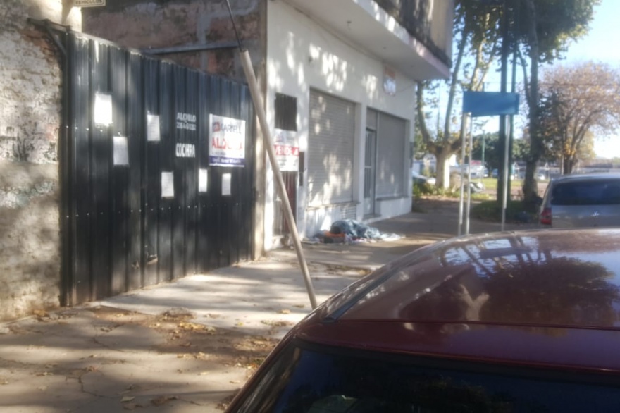 Son comunes las precarias habitaciones que se erigen en los barrios periféricos. Pobreza de la más absoluta, con hacinamiento y necesidades de todo tipo, con familias ensambladas y poco espacio, entre finas paredes de chapa o cartones, con colchones en el piso e improvisadas “cocinas”.