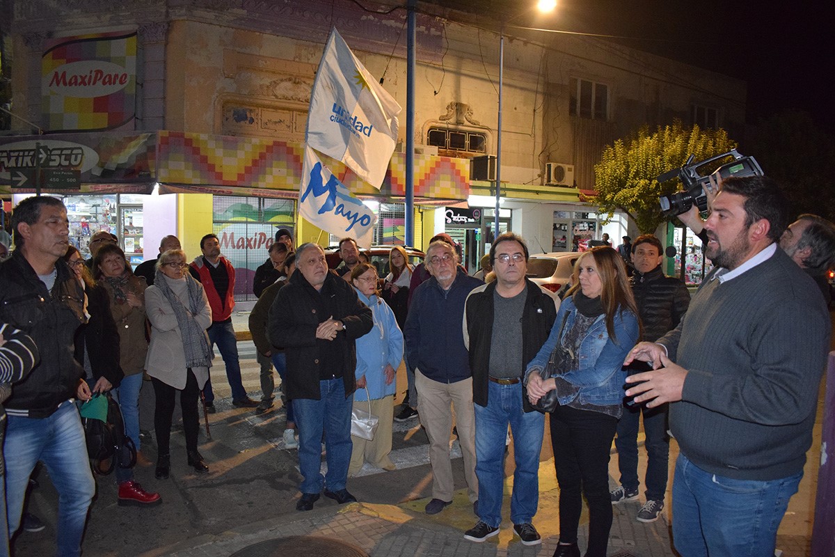 A las 19.30 horas de este martes 7 de mayo se congregaron en Eva Perón e Iribarne dirigentes del Partido Justicialista local encabezados por Ramiro Baguear, junto a los actuales concejales de Unidad Ciudadana Sandra Sartelli y Ricardo Rivolta y un grupo de reconocidos militantes.