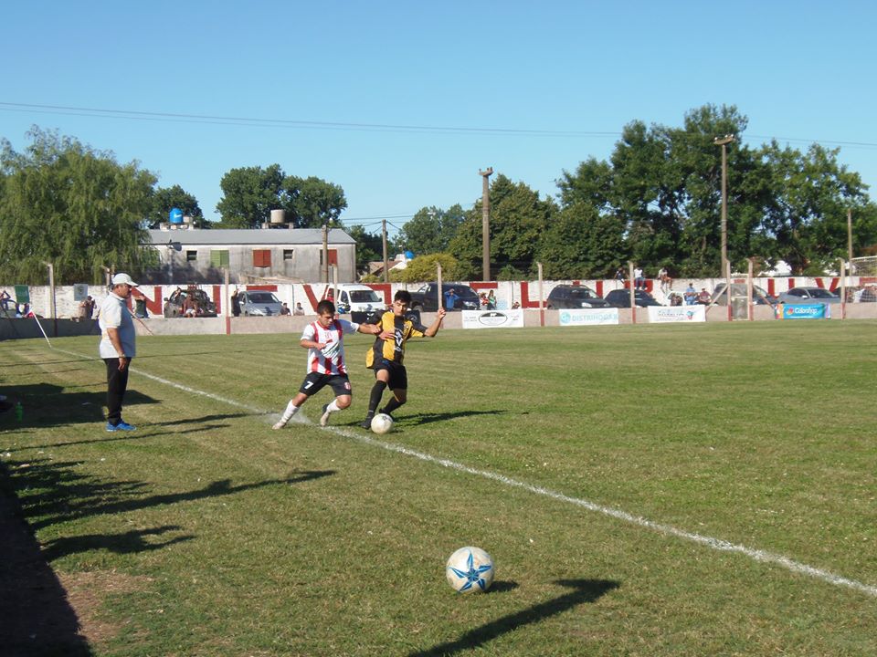 Tras los encuentros de ida disputados el fin de semana pasado, este sábado y domingo se jugarán las revanchas correspondientes a las instancias de semifinales del certamen local de primera división que lleva adelante la Liga Deportiva de Fútbol de Rojas.