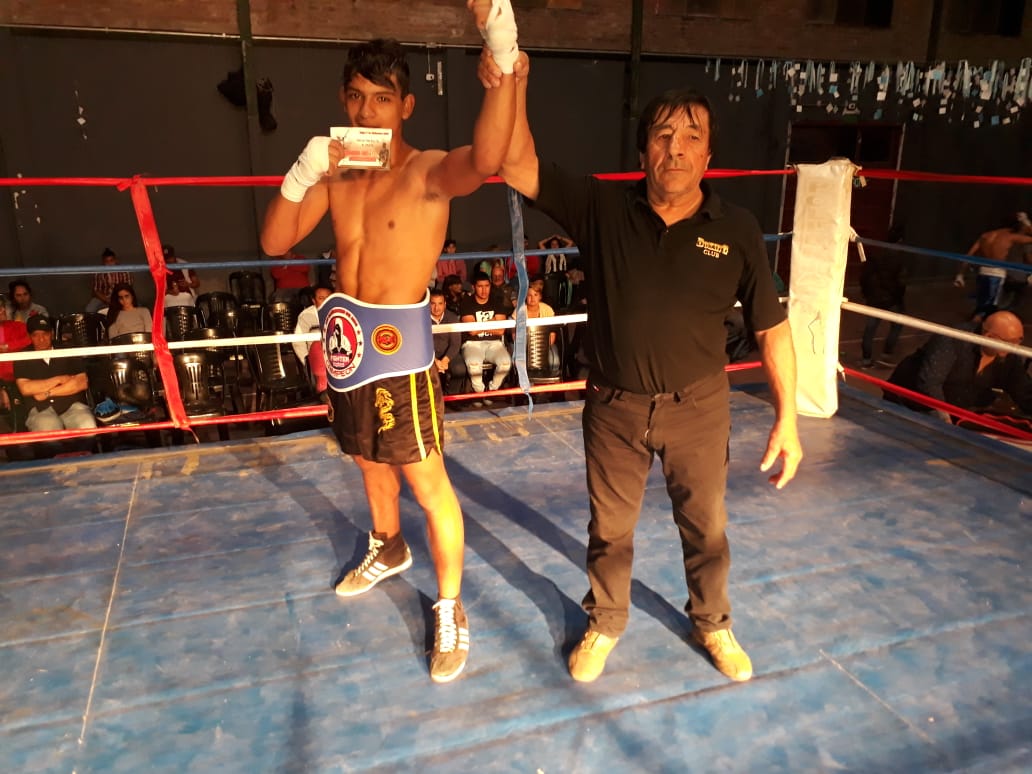 La noche del viernes 7 de diciembre presentó en las instalaciones del Club Atlético Argentino de nuestra ciudad una nueva velada a puro boxeo y kick boxing donde se hicieron presentes los combatientes rojenses, retando a otros de la zona.