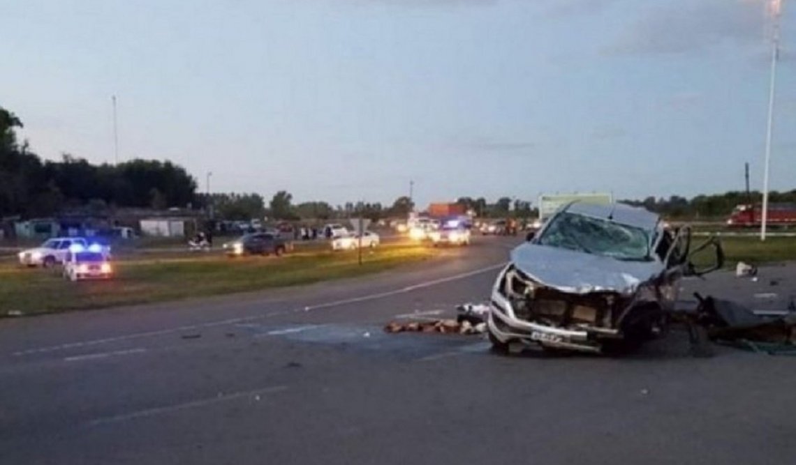 La ciudad de Carmen de Areco volvió a convertirse en el escenario de una tragedia en las rutas. Un choque frontal entre dos autos producido en los primeros minutos de este domingo 14 de abril, dejó un saldo de ocho personas muertas y otra internada en gravísimo estado.