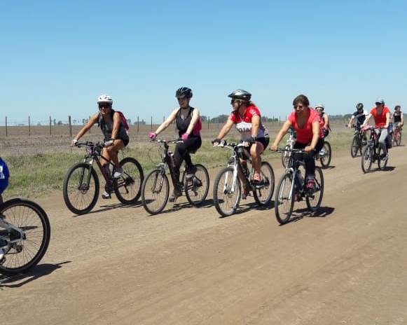 Este domingo 7 de octubre se desarrolló la gran bicicleteada a Roberto Cano organizada por la Asociación Ciclista de Rojas, la cual nucleó a un centenar de rojenses que compartieron una grata jornada en familia y con amigos.