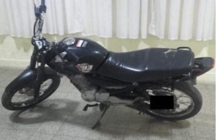 El hecho sucedió el pasado sábado 13 de julio a las 7.50 en calles Solís y Necochea, cuando esta persona intentó escaparse en una moto de un operativo de control y al no lograr su cometido se resiste a su detención tratando de golpear con un caño a los agentes policiales.