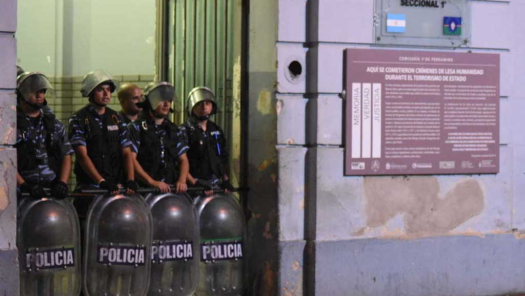 El juez de Garantías 1 de Pergamino, César Alejandro Solazzi, le dictó el procesamiento con prisión preventiva al excomisario Alberto Donza por el delito de “abandono de persona seguido de muerte”, en relación a las siete muertes que se produjeron por inhalación de monóxido de carbono y sofocación en la seccional primera.