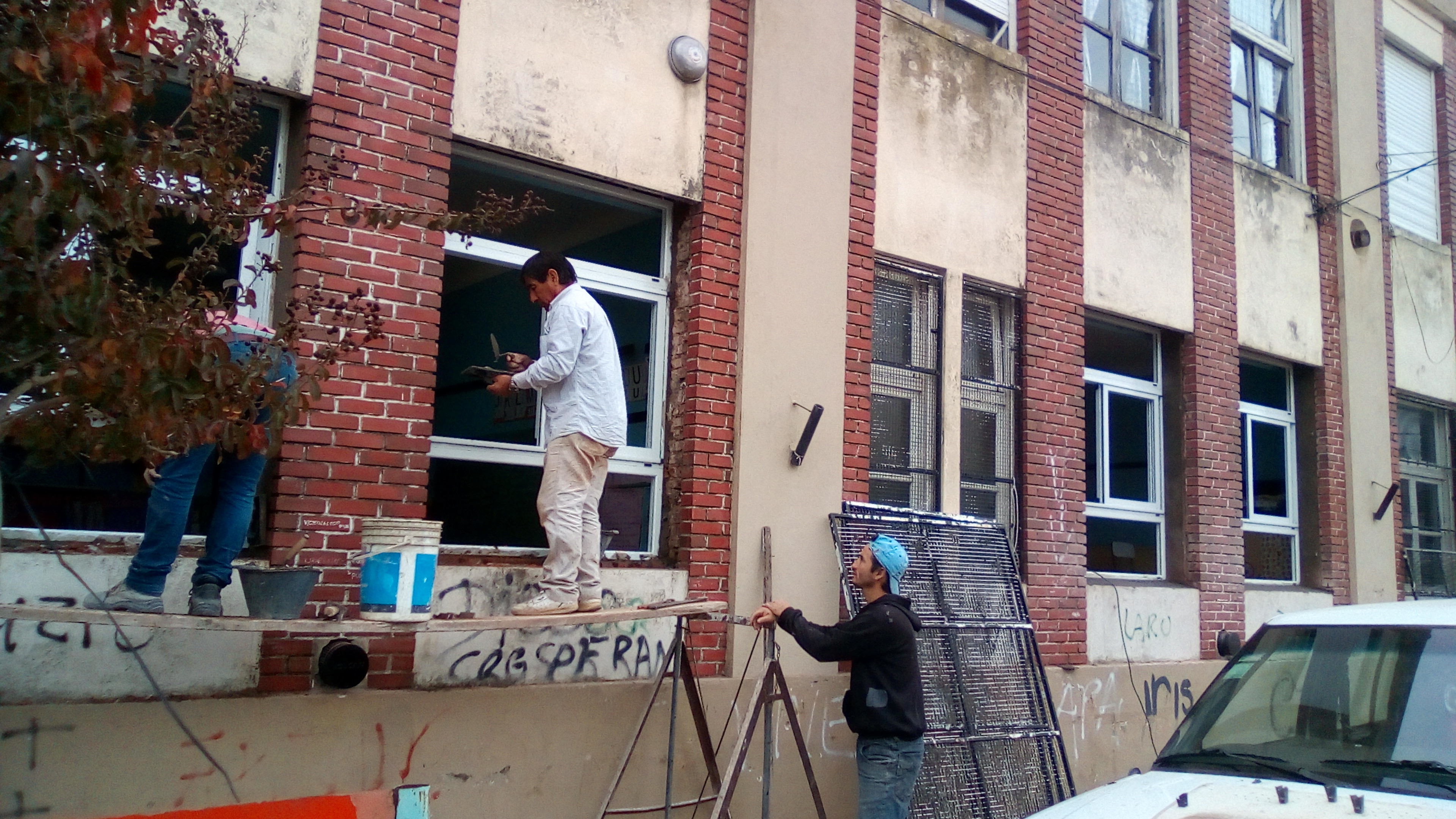 Este fin de semana se estuvieron colocando nuevas aberturas en salones que dan sobre calle Avellaneda en la planta baja del edificio escolar.