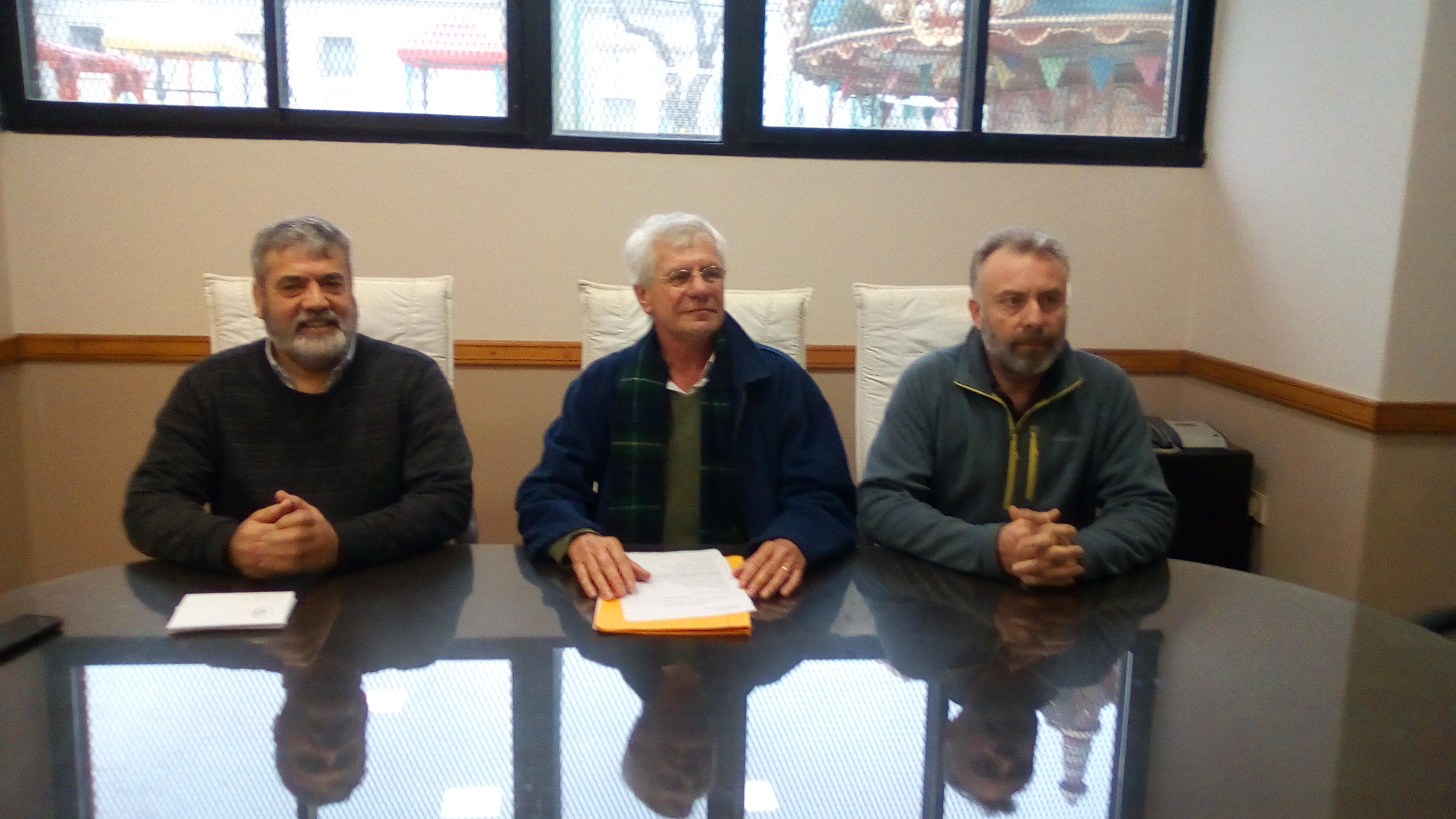 El director de Cultura municipal, Alejandro Elcoro y los directivos del Polígono de Tiro General Alvear, Marcelo Gallo y Walter García atendieron a los medios de prensa locales en el municipio, este martes 21 de mayo en horas de la mañana.