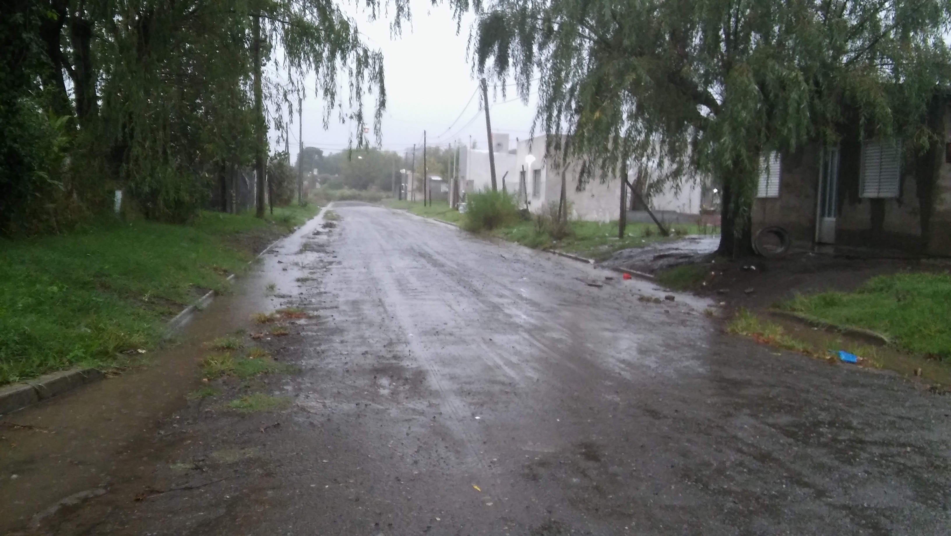 Luego de la importante cantidad de agua caída ininterrumpidamente desde la 1 de la madrugada de este viernes 20 de abril, hasta el momento de realizar este informe (8.30 horas), la situación en esta zona, tan castigada con severos anegamientos, es de normalidad en ese aspecto.