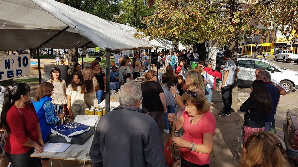 Diferentes expositores tuvieron la oportunidad de mostrar y vender sus productos de elaboración propia en un mercado alternativo. La actividad, que en su primera jornada tuvo un éxito marcado, se hizo en la plaza San Martín.