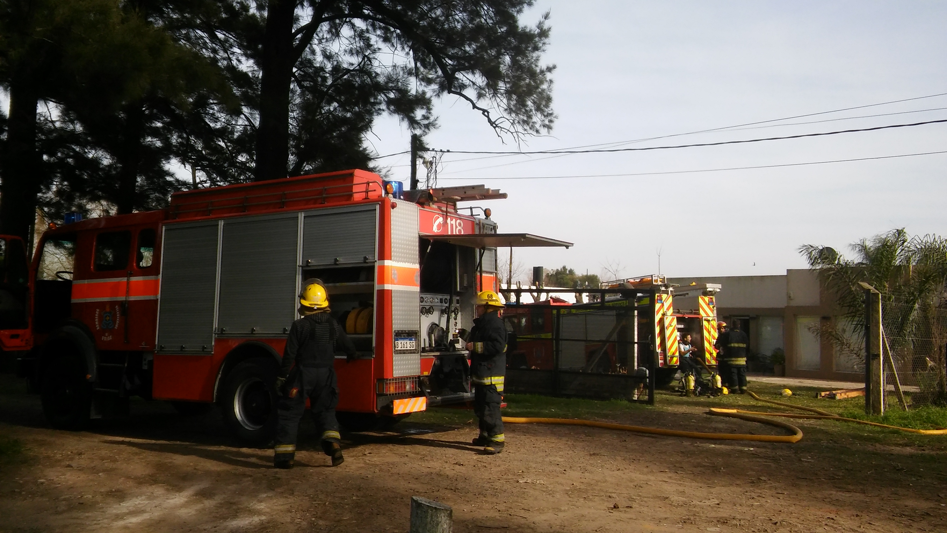 En la mañana de este sábado, alrededor de las 10 horas, los Bomberos Voluntarios concurrieron raudamente ante el un llamado sobre un principio de incendio en una vivienda ubicada a la vera de la Ruta 188, frente a la zona de estaciones de servicio, y para más detalles a un costado de donde se ubicaba el Vagón de Juan.