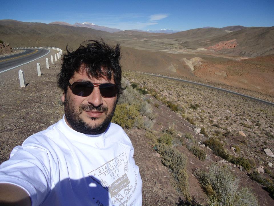 El joven Pablo Sebastián López transitaba en motocicleta hacia la ciudad de Córdoba, por la Ruta E53, y a pocos metros de llegar al peaje del Aeropuerto colisionó con un automóvil a la altura de la Avenida Padre Luchesse.