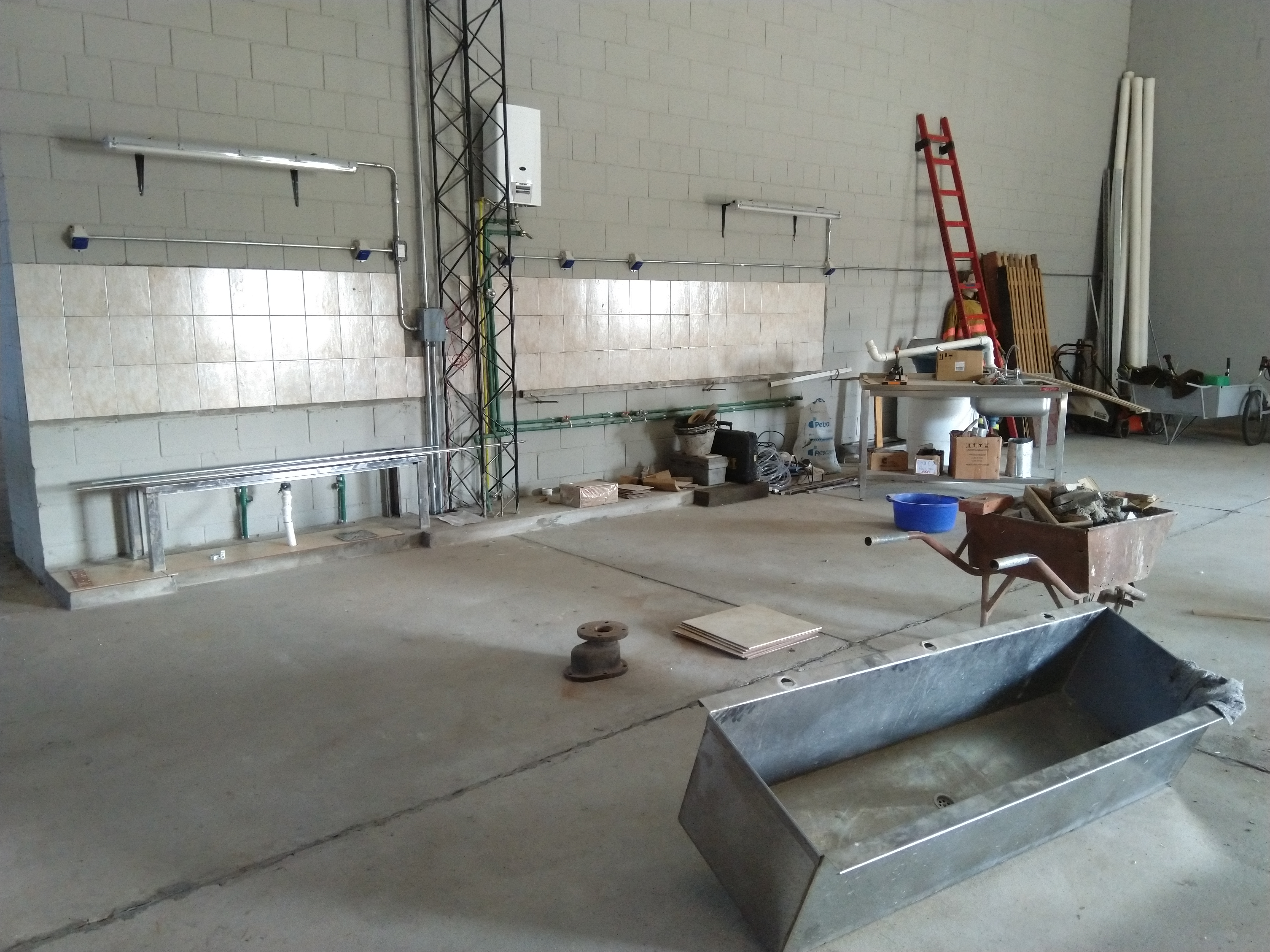 Esta estructura, recientemente construida, albergará el taller de reparación de los vehículos de la flota bomberil. Asimismo este amplio lugar será de suma utilidad para optimizar la guarda de los diversos elementos, herramientas y materiales que utilizan en cada intervención.