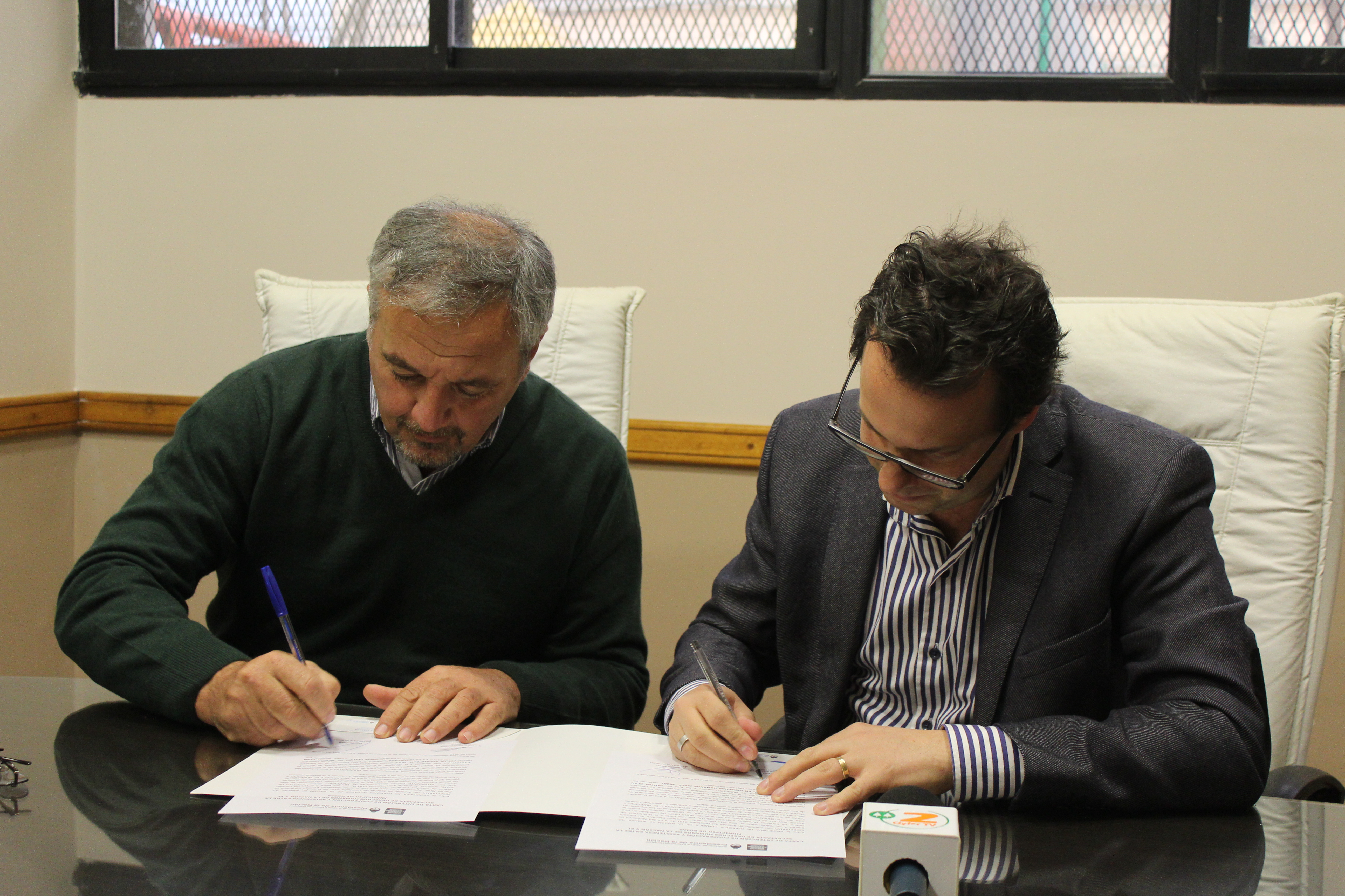 El intendente de Rojas, Claudio Rossi, y el secretario ejecutivo del Consejo Federal de Derechos Humanos, Alejandro Collia, formalizaron la incorporación del distrito al sistema que promueve el fortalecimiento institucional de los espacios dedicados a trabajar la temática de Derechos Humanos.