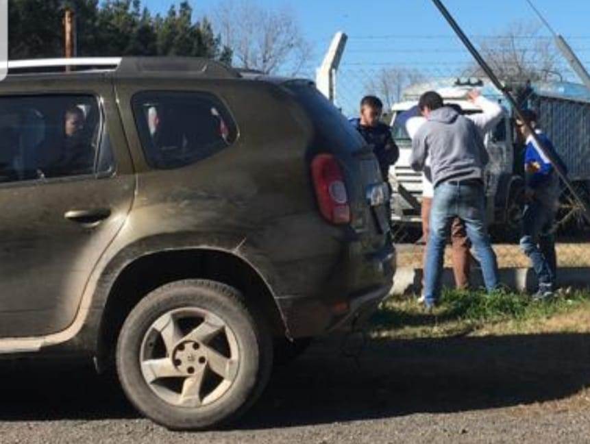 Alertados por la conducta sospechosa del conductor de una camioneta Renault Duster, efectivos de la policía comunal de Rojas y de la delegación de la DDI Junín, lo interceptaron en Fortín Mercedes, frente a la sede de AFA.