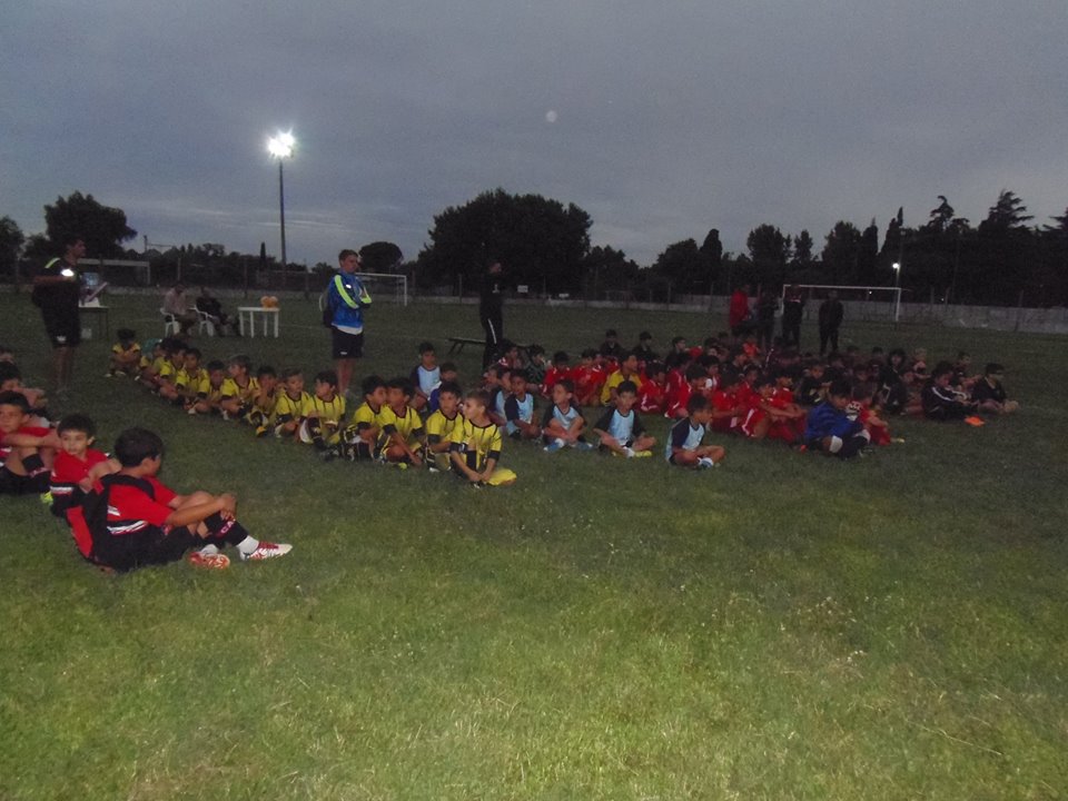 En el barrio Nehuenche, se juega este martes 8 de enero una nueva jornada del torneo Nocturno que organiza el Nuevo club Juventud con la presencia de equipos de Rojas y de la zona.