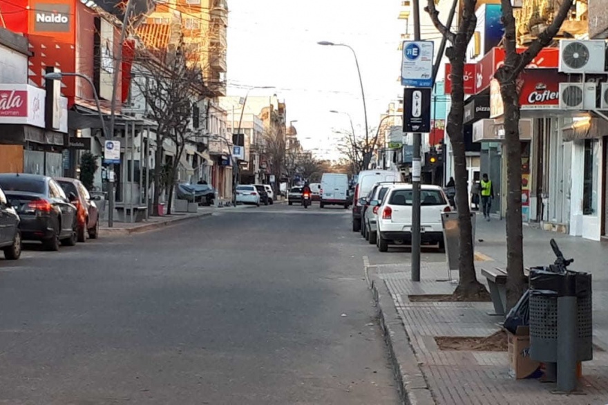 Según un informe del Semanario de Junín, la ciudad está más sumergida todavía que el resto del país. No hay grandes fábricas, industrias ni empresas, los talleres ferroviarios que eran la espalda vertebral del consumo local hace años que ya no están y nunca fueron reemplazados, y los comercios se van muriendo, de a poco, cayendo uno por uno sin que jamás haya una mano que los intente sostener.