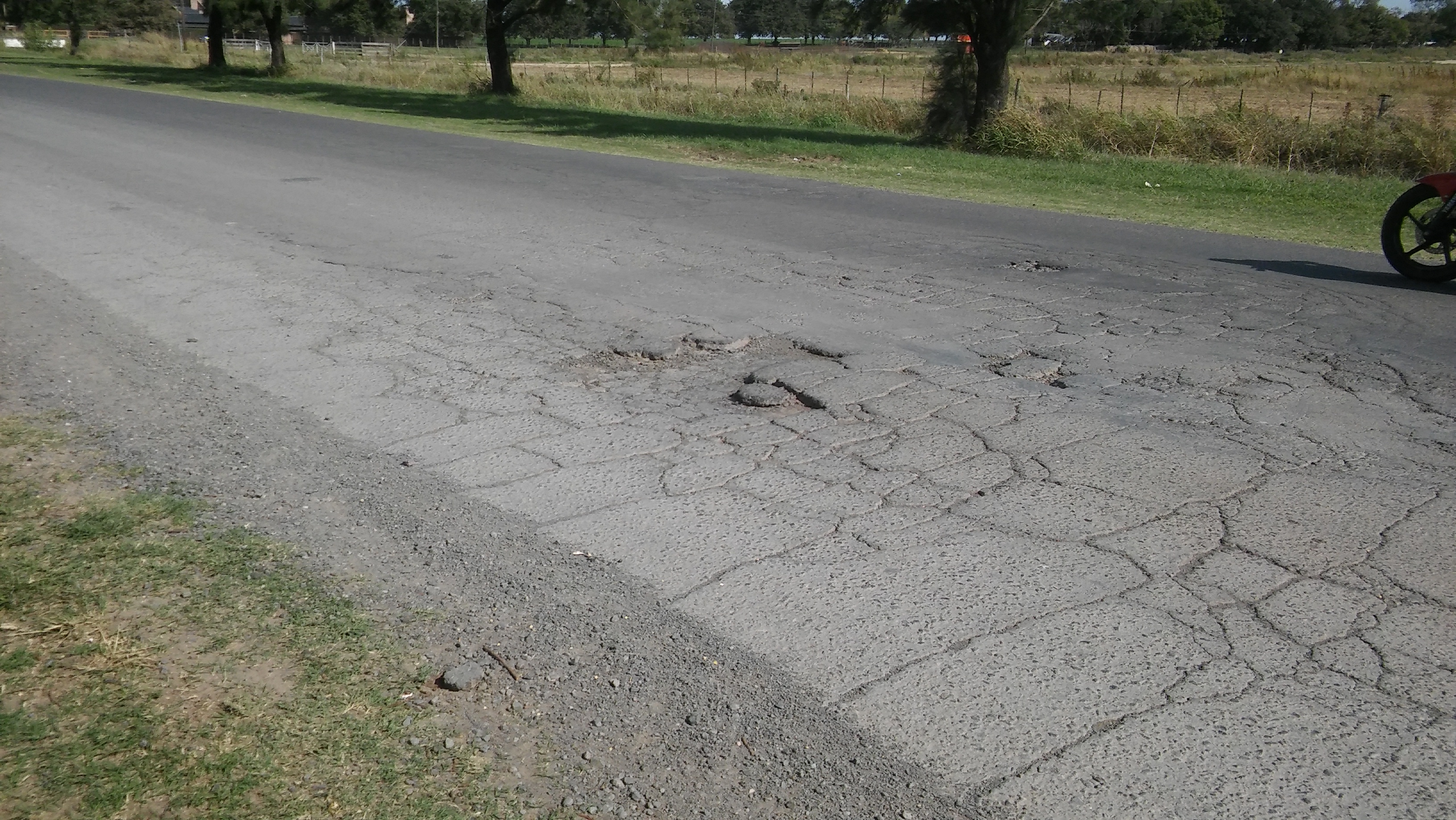 Mientras se aguarda alguna novedad con respecto a la tantas veces anunciada terminación de la Ruta 45, el tramo pavimentado que comienza en la Ruta 31, muestra por estos días notorias roturas.