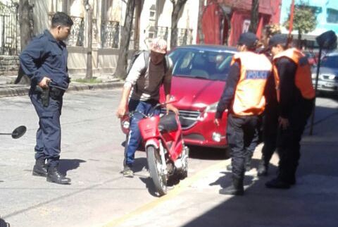 Este domingo 17 de septiembre, cerca del mediodía, sucedió en pleno centro un accidente más donde uno de los participantes es una motocicleta que, en este caso atropello a un peatón que se encontraba en la zona realizando compras.