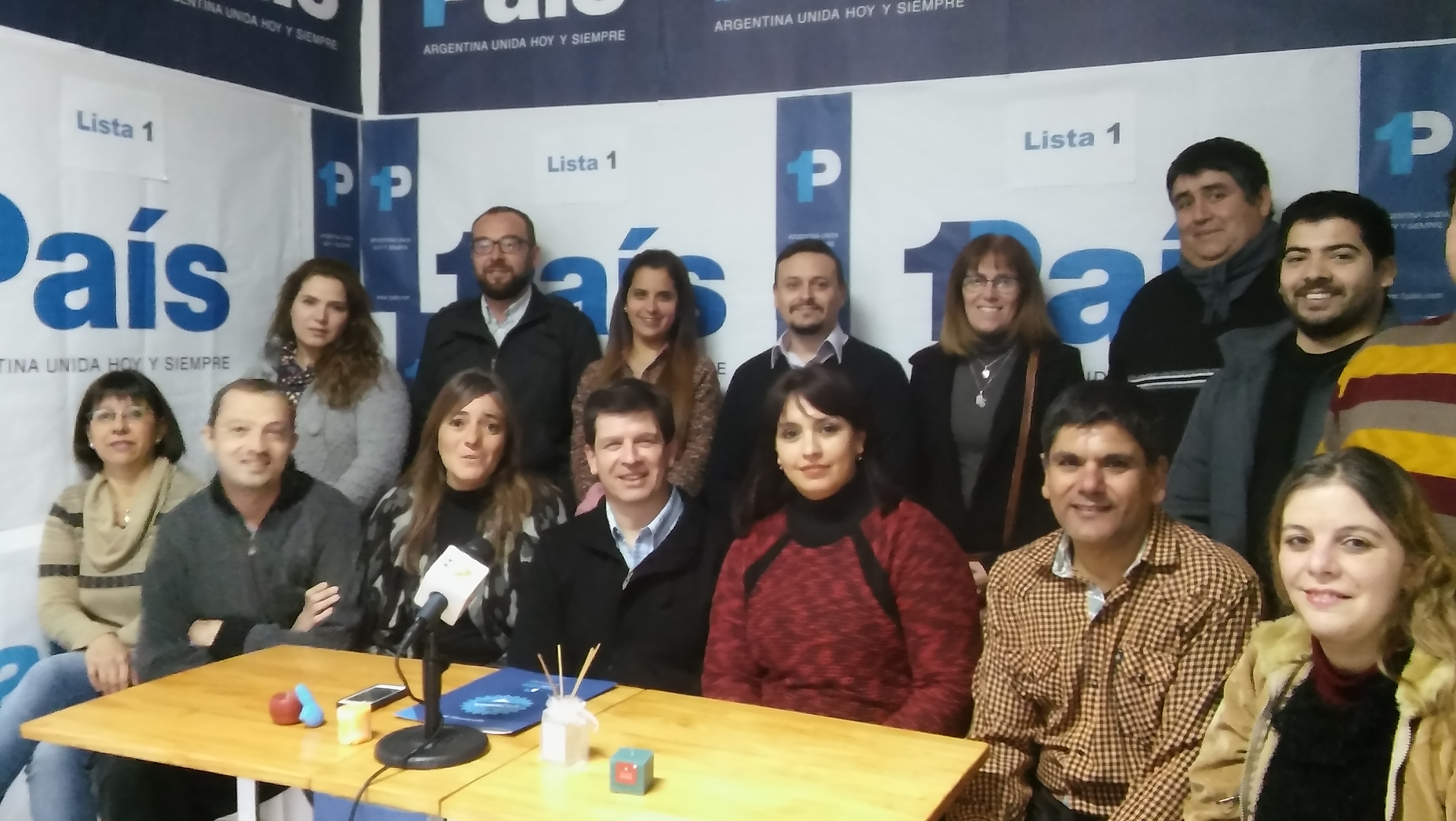 Este lunes 17 de julio, a las 19 horas, como había anunciado, se cumplió con la inauguración del local partidario, y se presentó formalmente la lista de candidatos a concejales y consejeros escolares para competir por el Frente Renovador dentro de las internas de la alianza 1País.