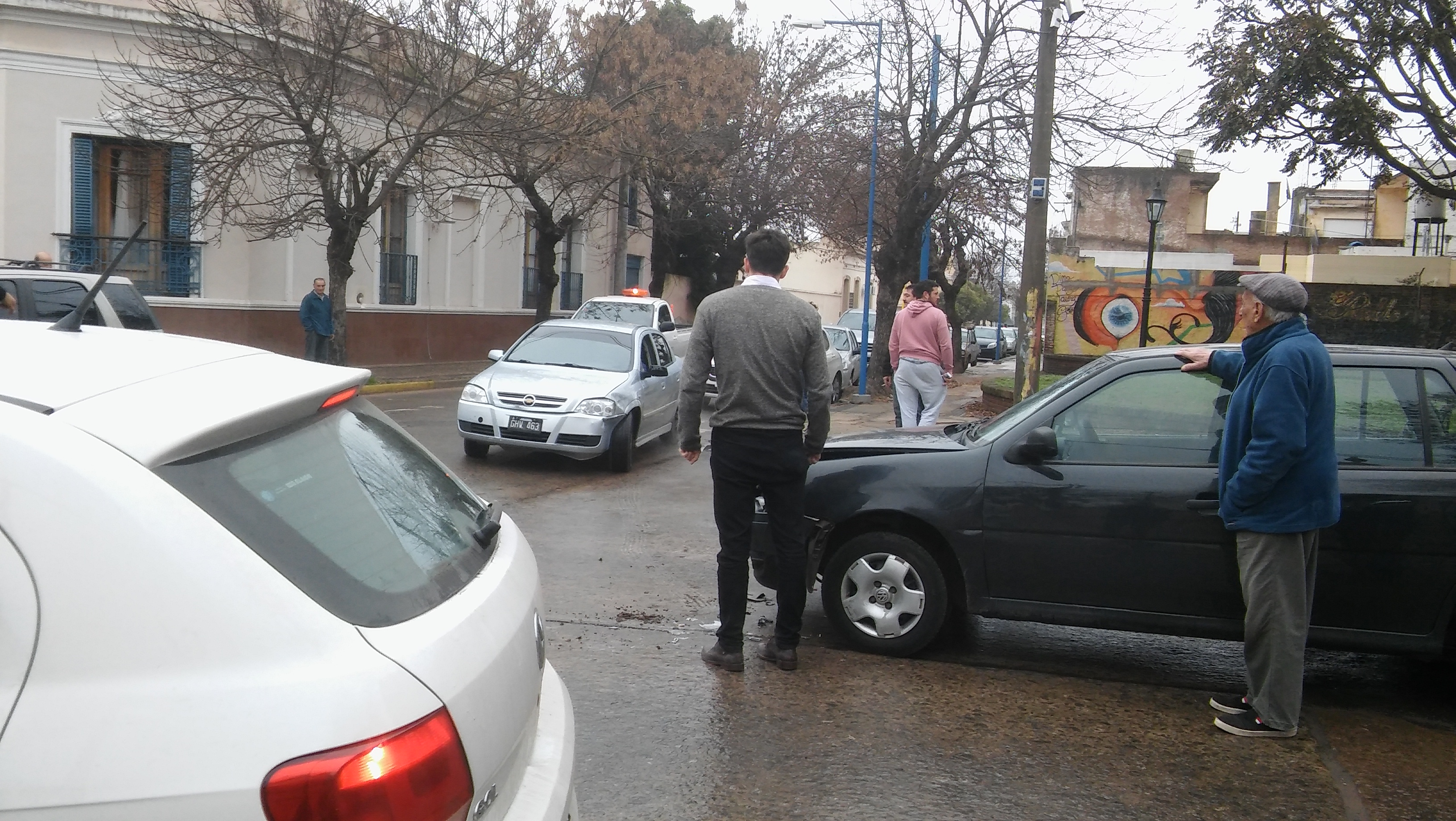 Mañana complicada para el tránsito en nuestra ciudad. La gran humedad reinante debe activar en los conductores una mayor precaución, atento el estado del pavimento que provoca que el vehículo necesite unos centímetros más para frenar correctamente y, esto puede resultar determinante para evitar una colisión.