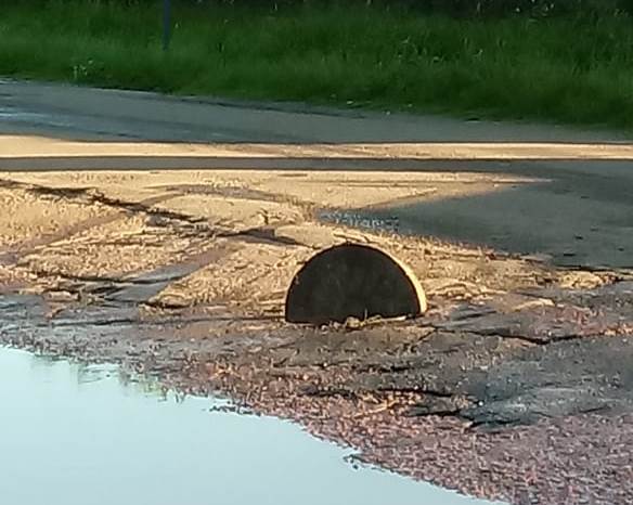La lluvia caída en la tarde de este martes sobre la ciudad de Rojas originó que una tapa de desagüe ubicada sobre la intersección de los boulevares Moreno y Larrea se levantara por varias horas, situación que transformó prácticamente en intransitable dicho lugar.