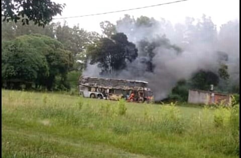 En la tarde del martes 15 de enero, un vecino de la localidad rojense de Roberto Cano publicó en las redes sociales una foto de un colectivo consumiéndose por las llamas, obra de anónimas manos incendiarias.