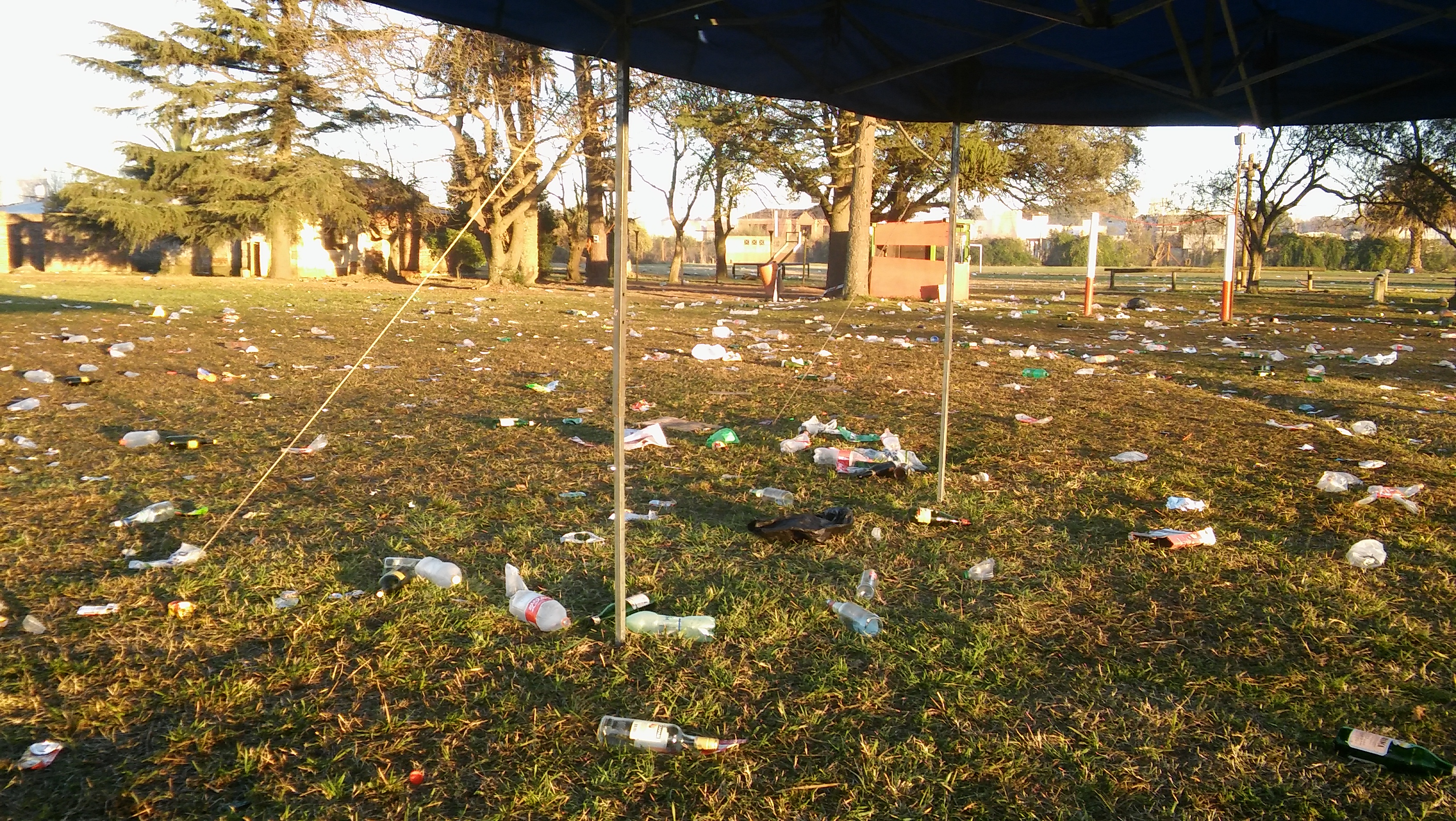 Atento las denuncias de vecinos del lugar, concurrimos en la mañana de este viernes y observamos las condiciones en que quedó luego del festival del Día del Amigo, con todo su espacio regado de botellas de distintas bebidas alcohólicas, lo que ha sido la causa de los desmanes ocurridos durante el transcurso de los festejos programados por el Municipio.