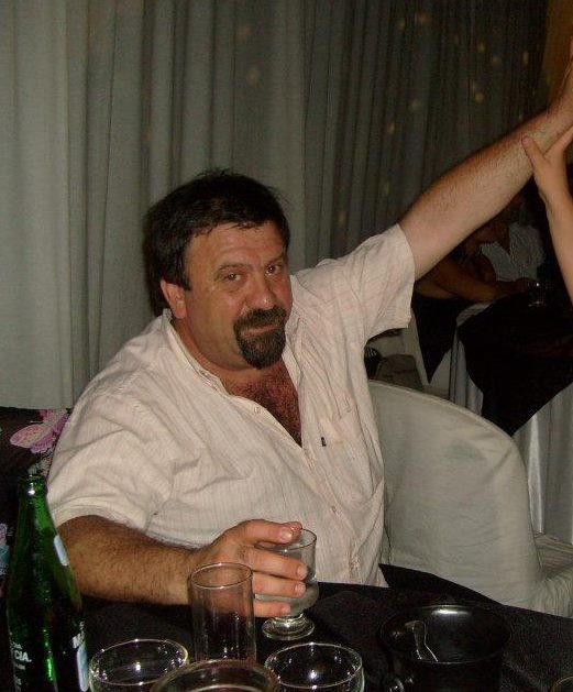 Cumplió 52 años este lunes 25 de abril, el amigo José Barni. Solidario, buena persona, siempre preocupado por ayudar a los demás, dispuesto a escuchar a todo el mundo, y tratando de resolver problemas ajenos sin esperar nada a cambio.