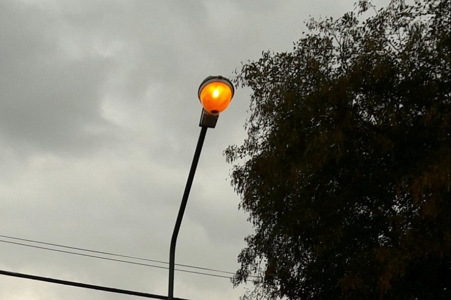 Un método poco habitual se aplica en Junín para recaurdar por el alumbrado público. En la localidad donde gobierna Petrecca, cada frentista paga un porcentaje (18 por ciento) del consumo eléctrico del hogar cuando debiera ser una suma fija ya que todos usan la vía pública de igual modo y como si fuera poco, en la factura del CVP aparece un ítem por cobro de luminarias, lo cual podría tratarse de una doble imposición.