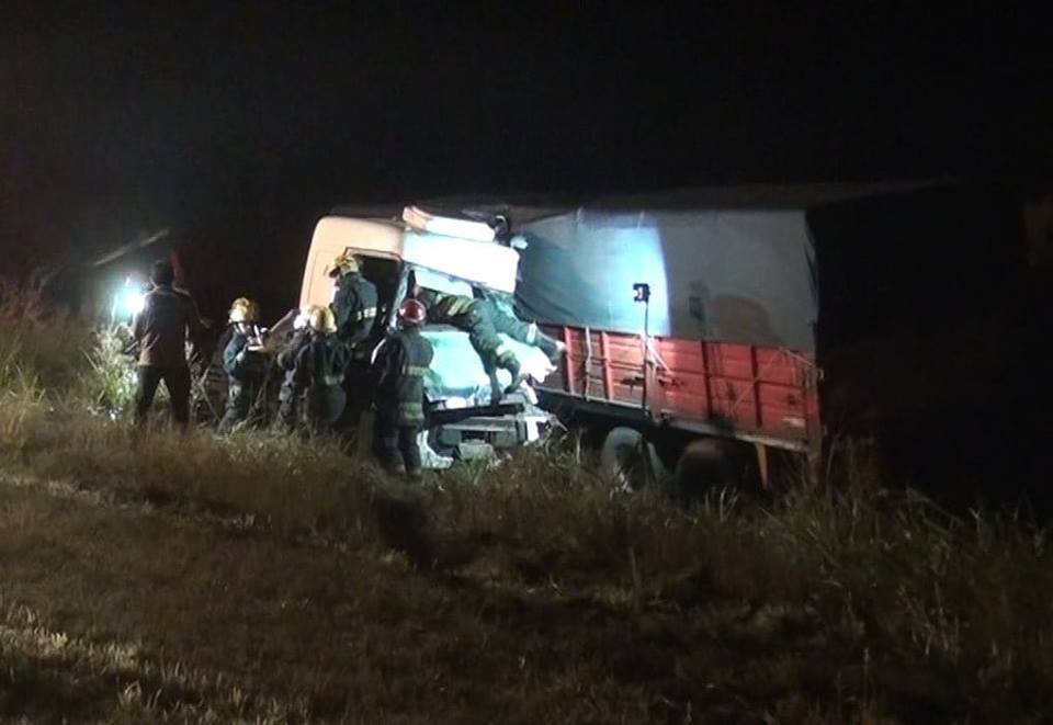 Ambos rodados circulaban en sentido Carabelas-Rojas, cuando a la altura de la zona conocida como el “campo de Bandi”, un camión que venía cargado con maíz y proveniente de la provincia de Córdoba no advirtió con la suficiente antelación la presencia del que iba delante suyo, realizando una brusca maniobra para esquivarlo.